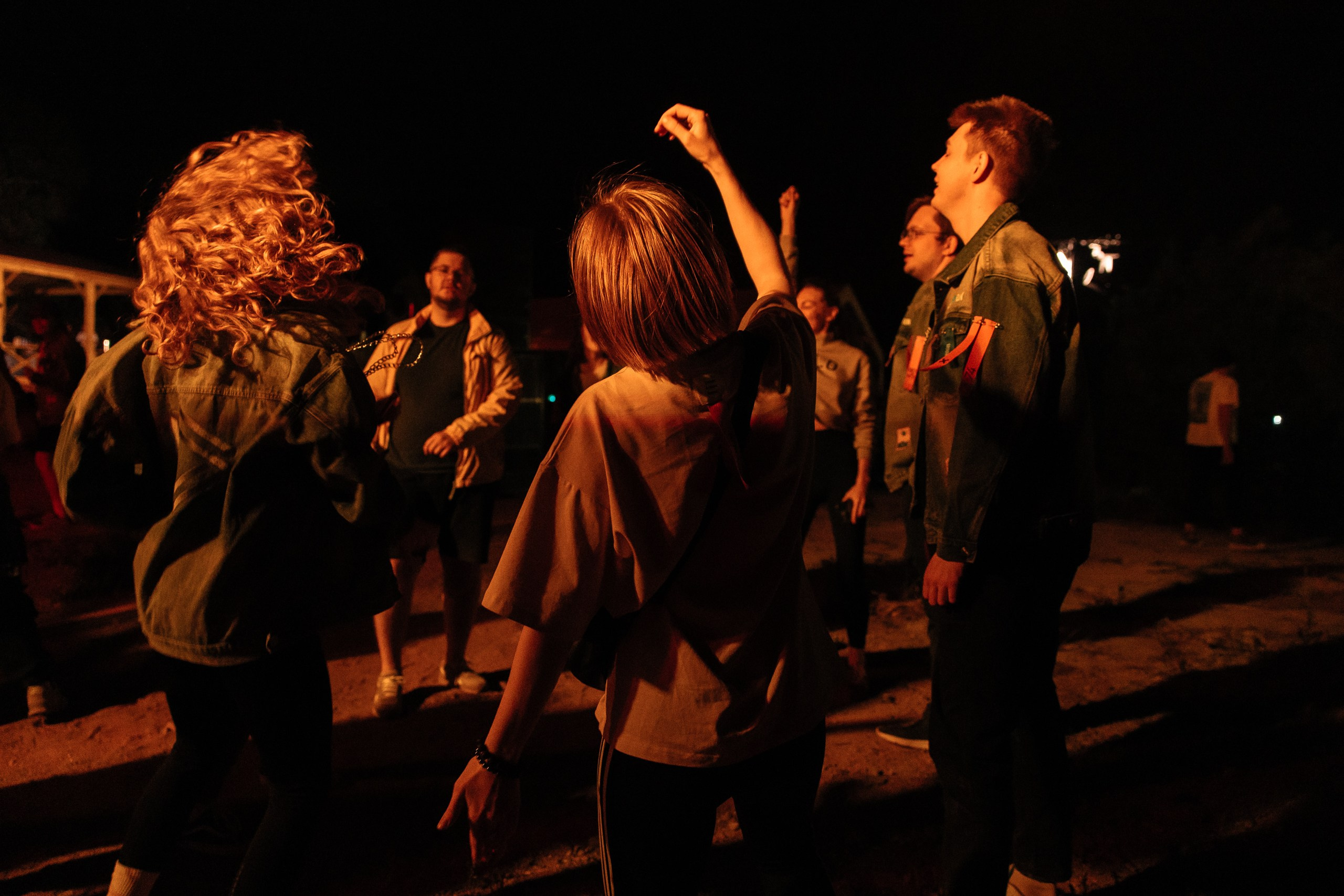 Здравствуйте! Я свадебный фотограф из Ульяновска, работаю в том числе по всей России и с выездом за границу. Снимаю свадьбы, lovestory, корпоративы, светский репортаж. Провожу обучение по фотографии, мастер-классы и воркшопы для других фотографов.