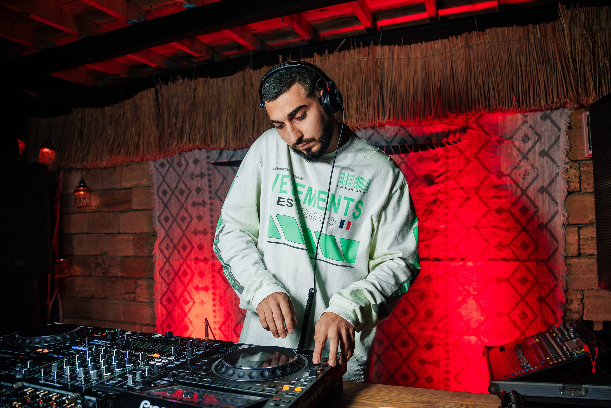 «МИША МАРВИН"_Чайка на пляже_Ялта_14.06.2025. Аминов Руслан | Фотограф