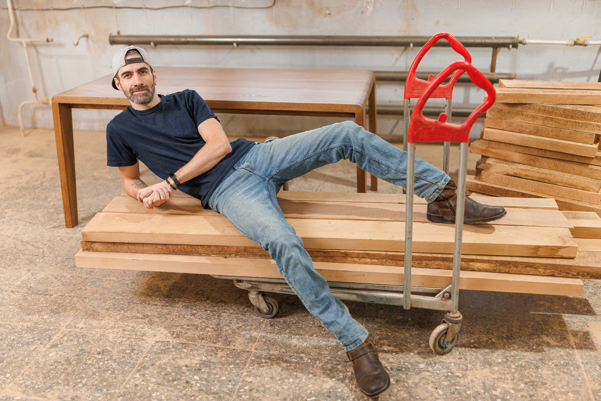 Артур и его стулья. Фотограф Балаев Михаил