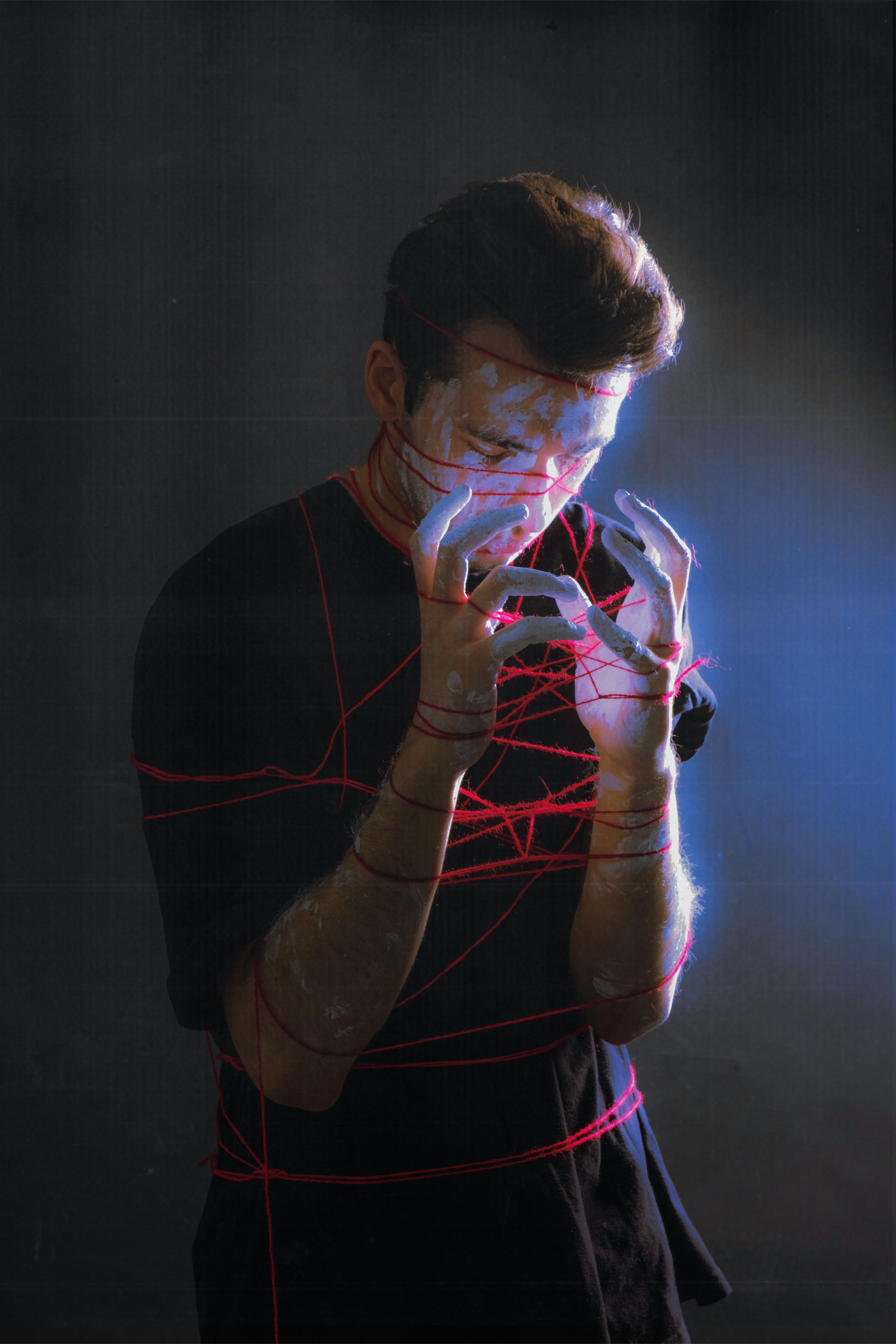 Эмоции. Краска и красные нити. Мари — фотограф и видеограф из Москвы