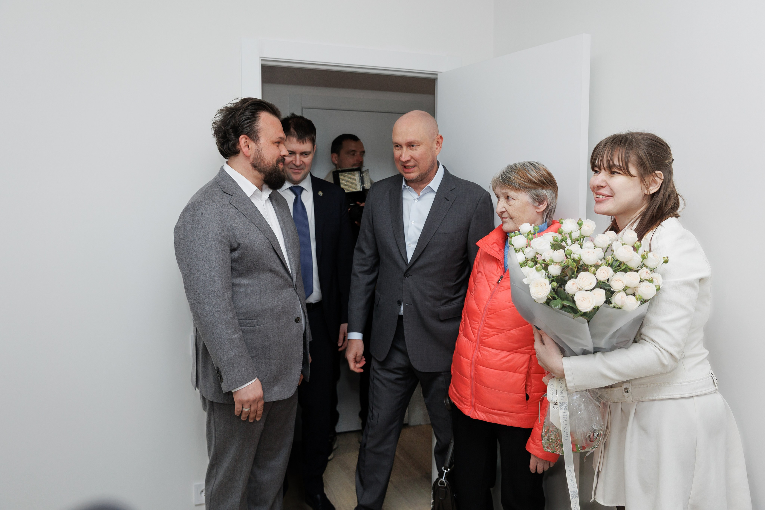 Вручение ключей от новой квартиры, деталь, репортажный фотограф
