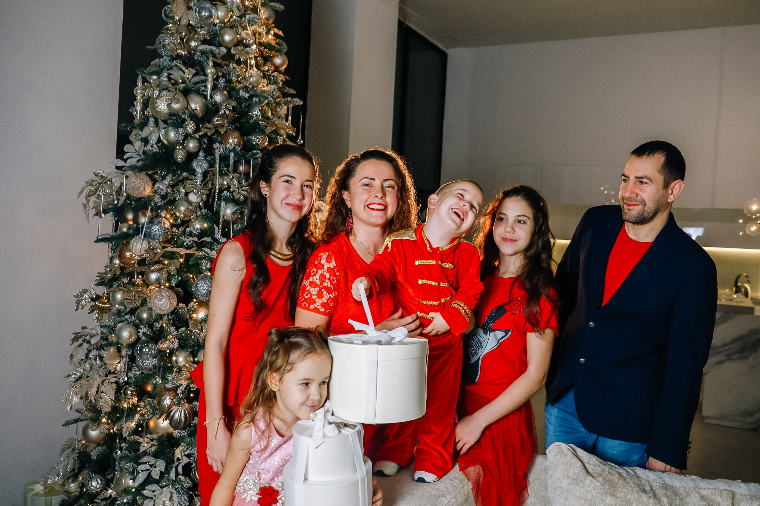 Дружная семья с четырьмя детьми. Визуал для эспертов и блогеров