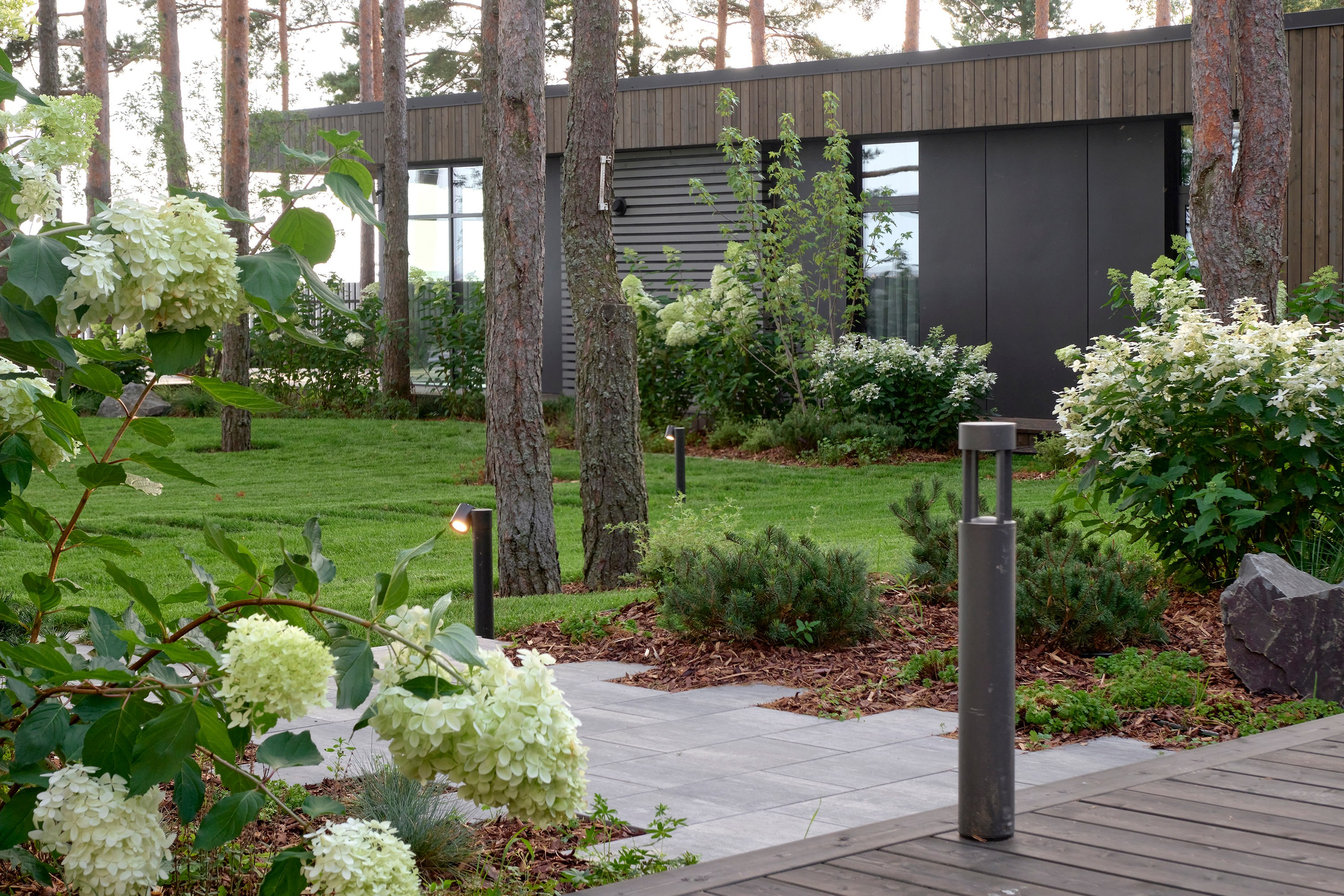 Ландшафтный и интерьерный фотограф Наталья Соловьева. Фотосъемка сада в КП Золотые пески для ландшафтной компании Хвоя | interioto