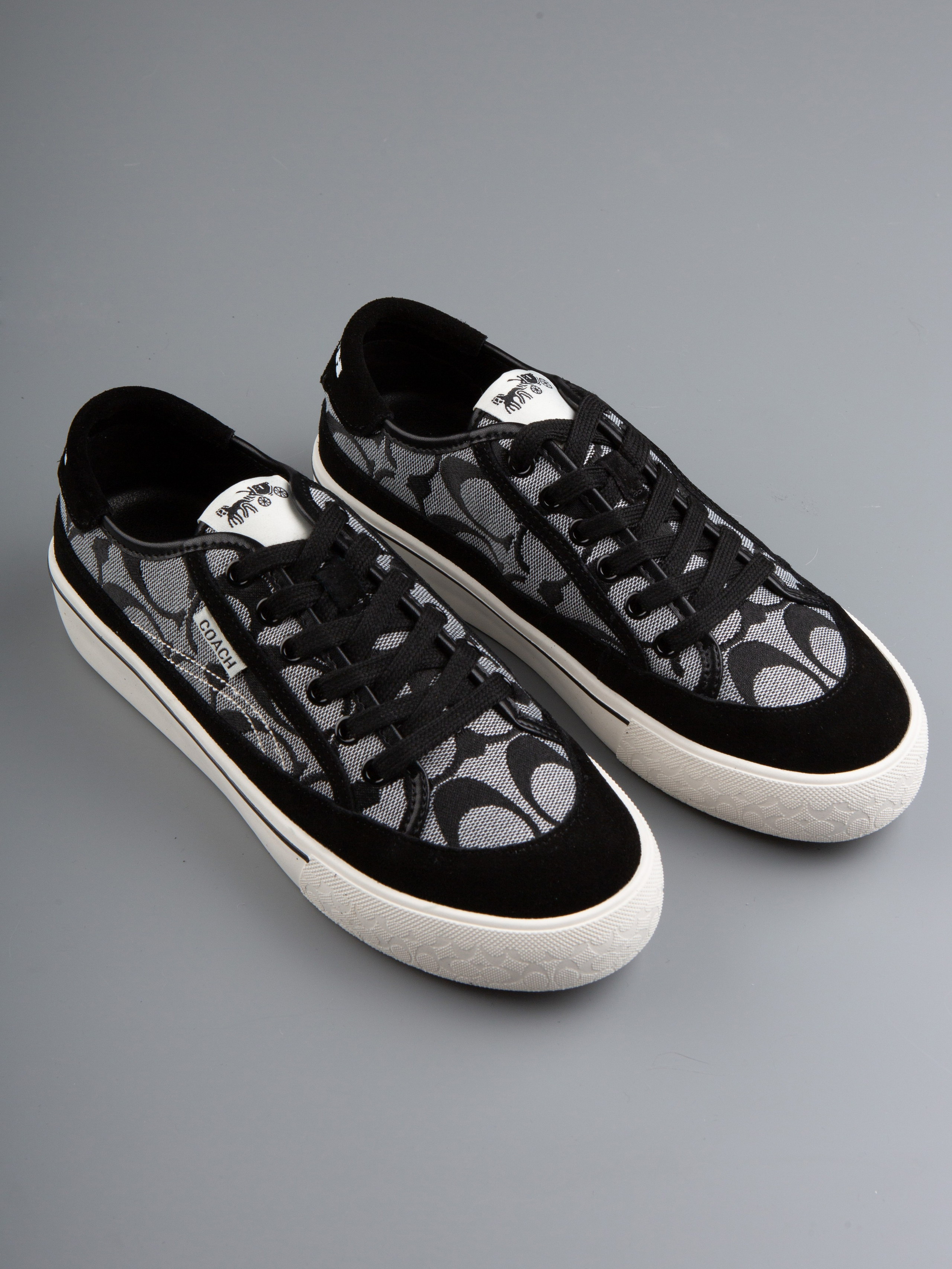 Обувь на цветных фонах. Фотограф Мария Кольцова