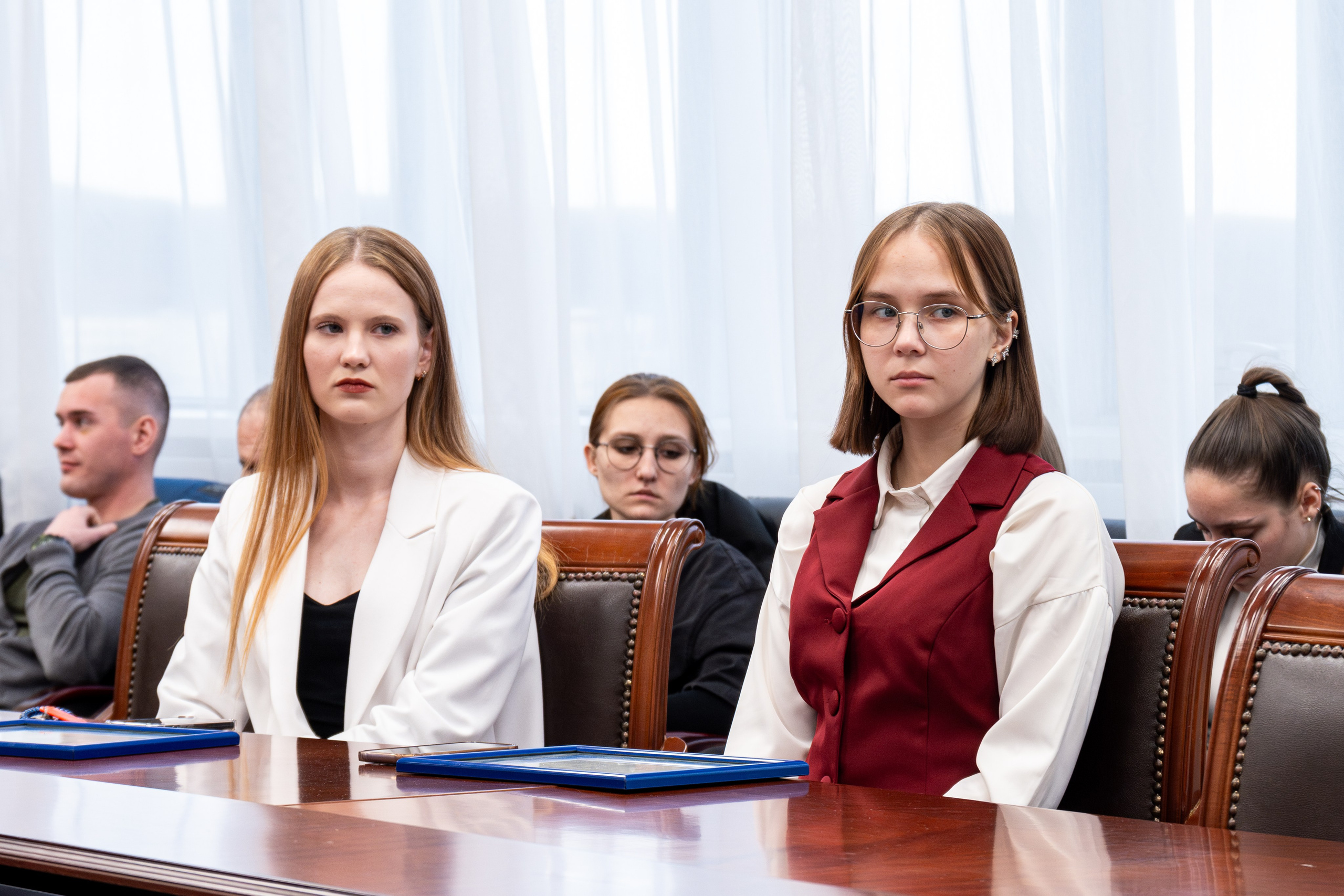 Встреча студентов и сотрудников ДВФУ с сенатором РФ Александром Роликом в День юриста. Репортажный и портретный фотограф во Владивостоке Денис Седов