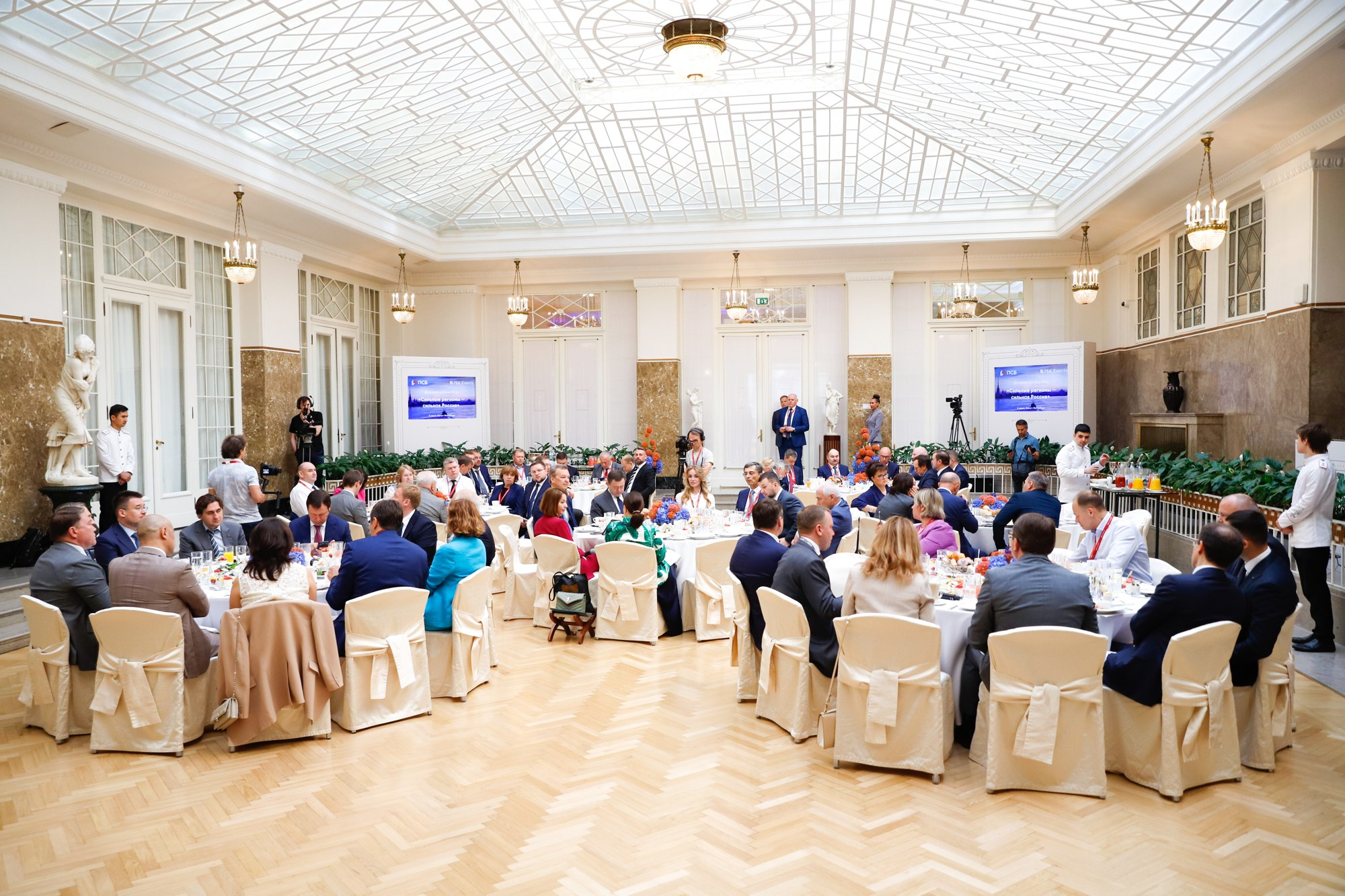 Бизнес-завтрак ПСБ в рамках ПМЭФ. Фотограф Дарья Попова