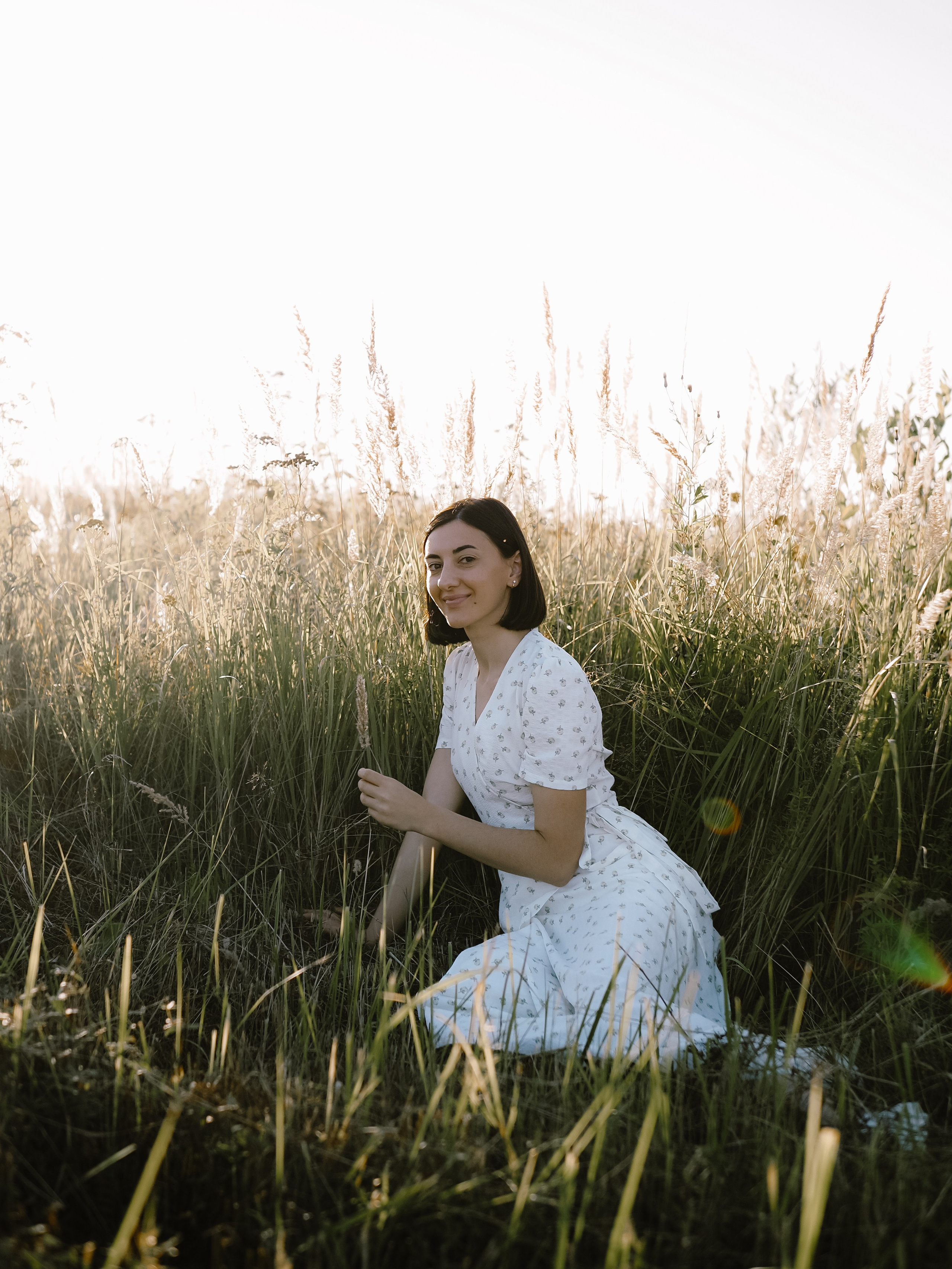 Гоняться по полю на тачке с мамой и папой. Обижаться. Смеяться. Фотограф Рязань. Семейный Свадебный фотограф