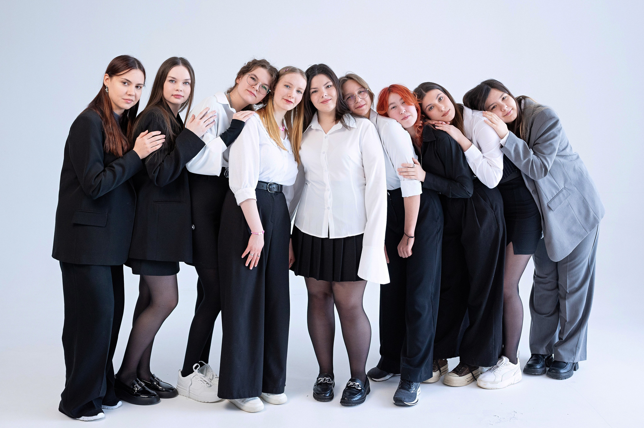 Выпускная фотосессия для выпускного класса в фотостудии на циклораме в Сургуте