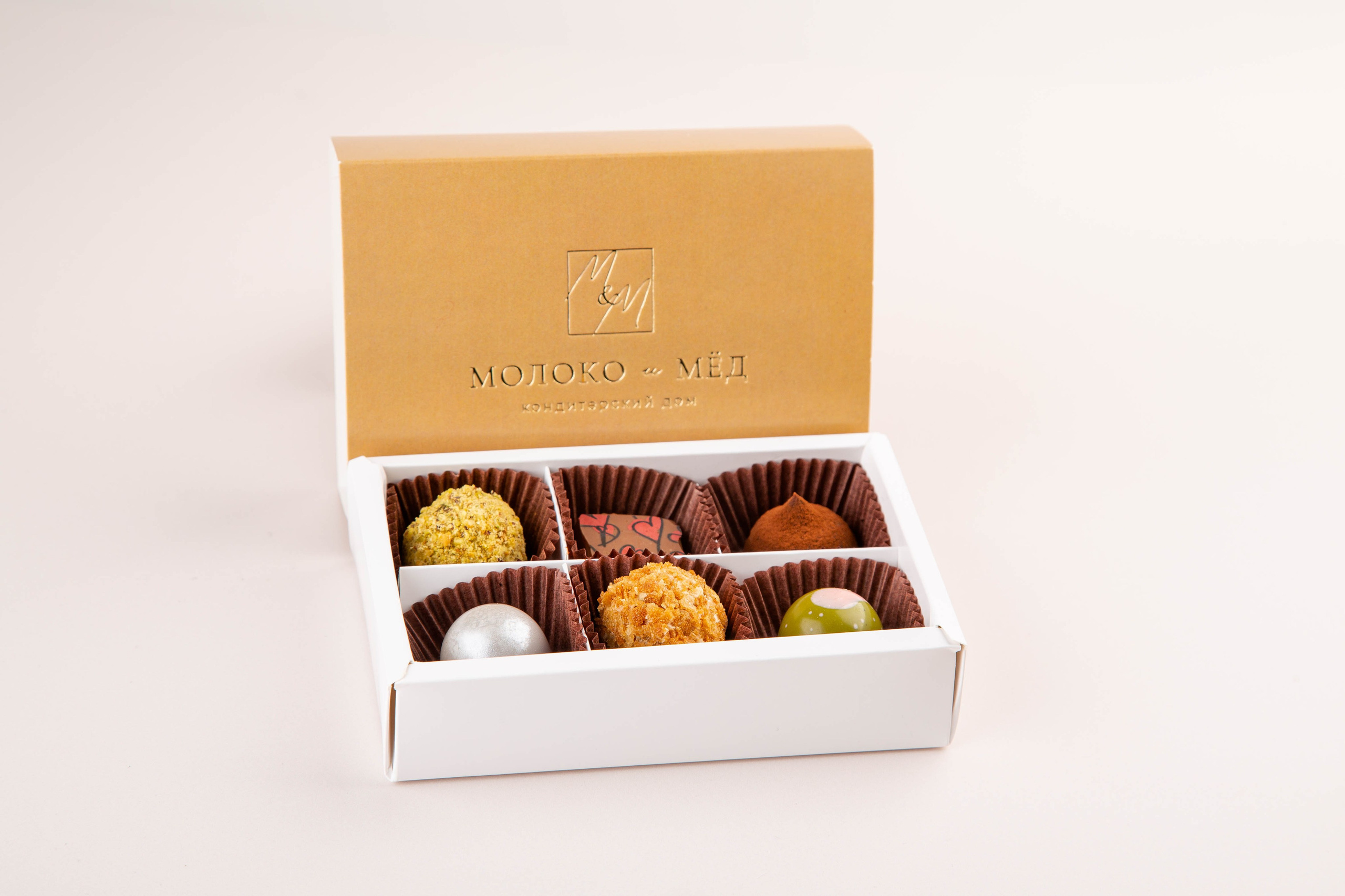 Каталог для кондитерской «Молоко и Мёд». Ольга Панкова предметный и фуд-фотограф в Краснодаре