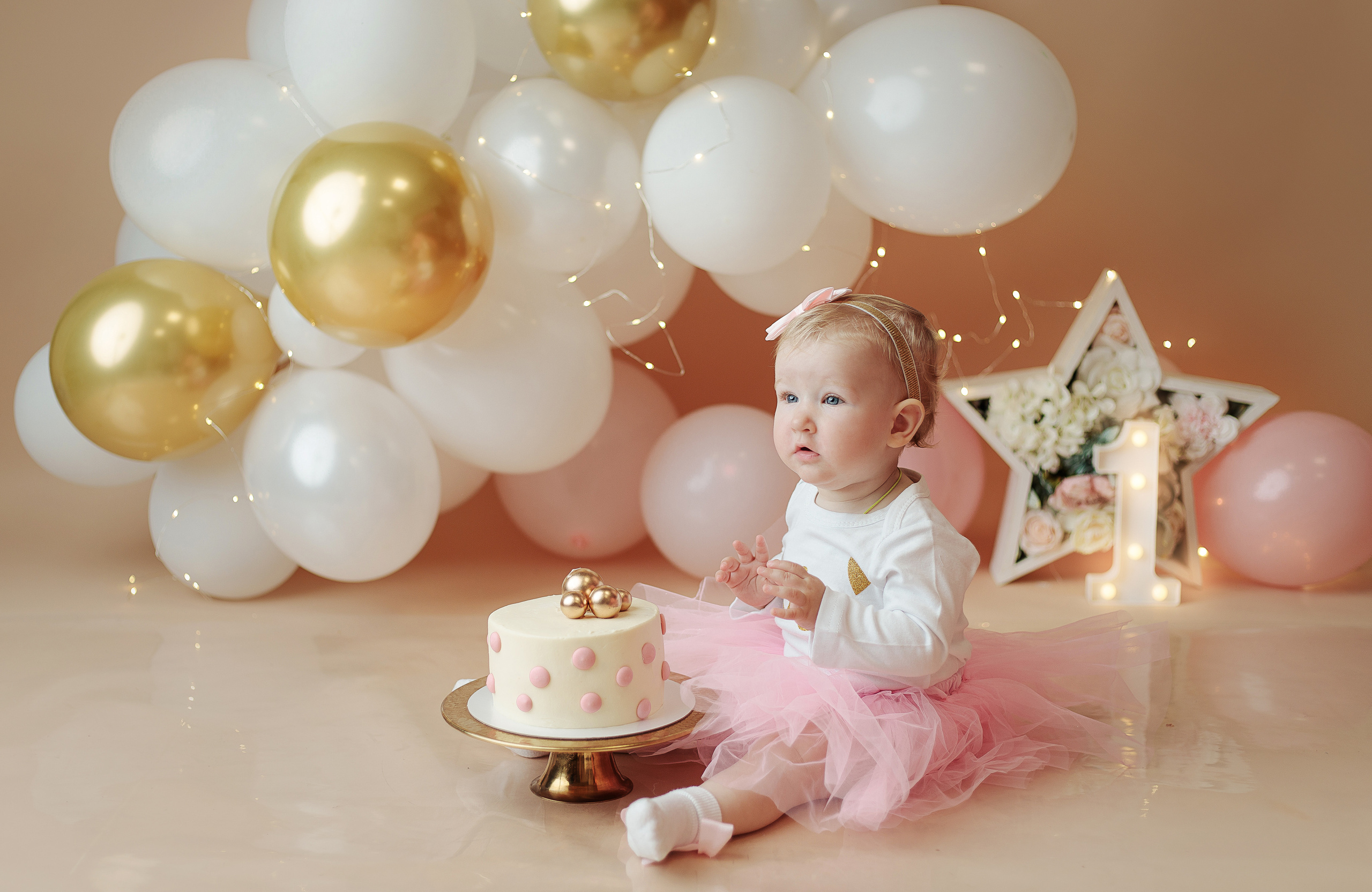 Праздничное оформление. Фотограф беременности, новорожденных Москва. годики под ключ