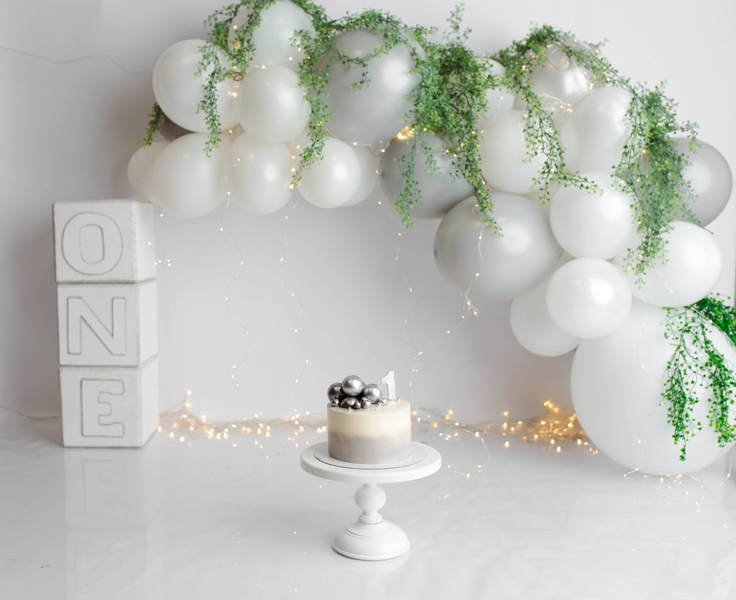 Праздничное оформление. Фотограф беременности, новорожденных Москва. годики под ключ