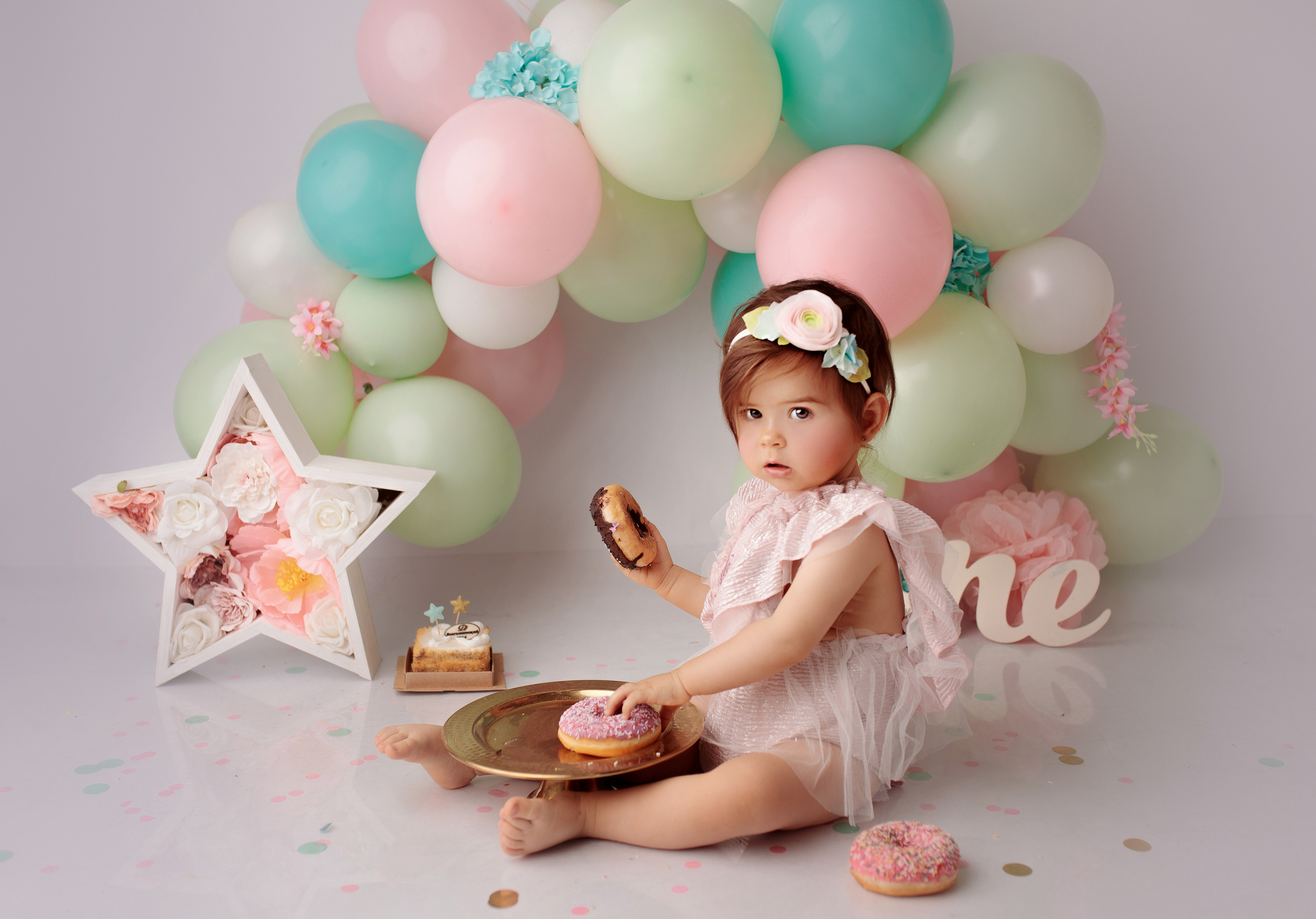 Праздничное оформление. Фотограф беременности, новорожденных Москва. годики под ключ