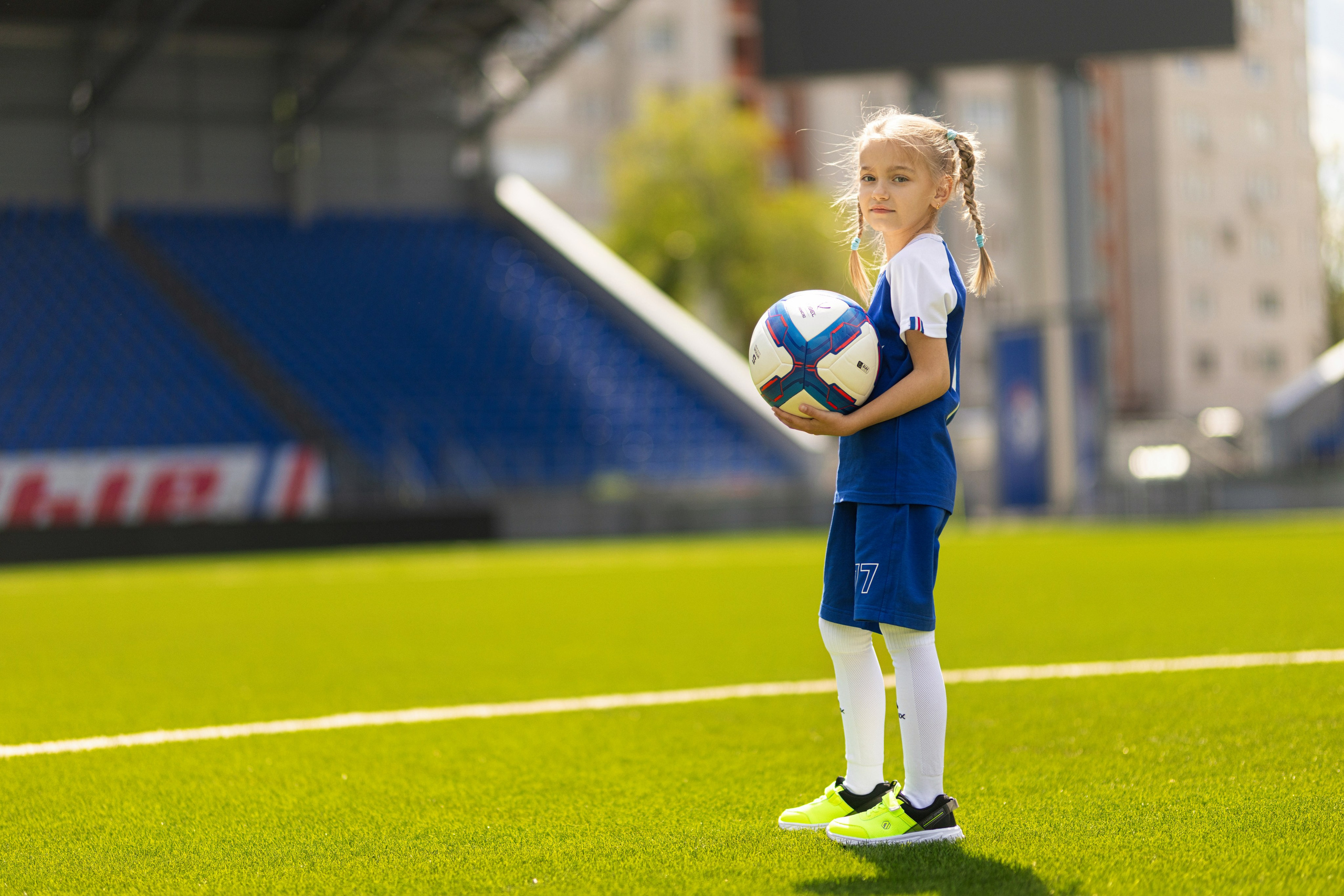 Детский портрет с Алисой на футбольном стадионе. Дмитрий Шульгин, портретный фотограф в Воронеже