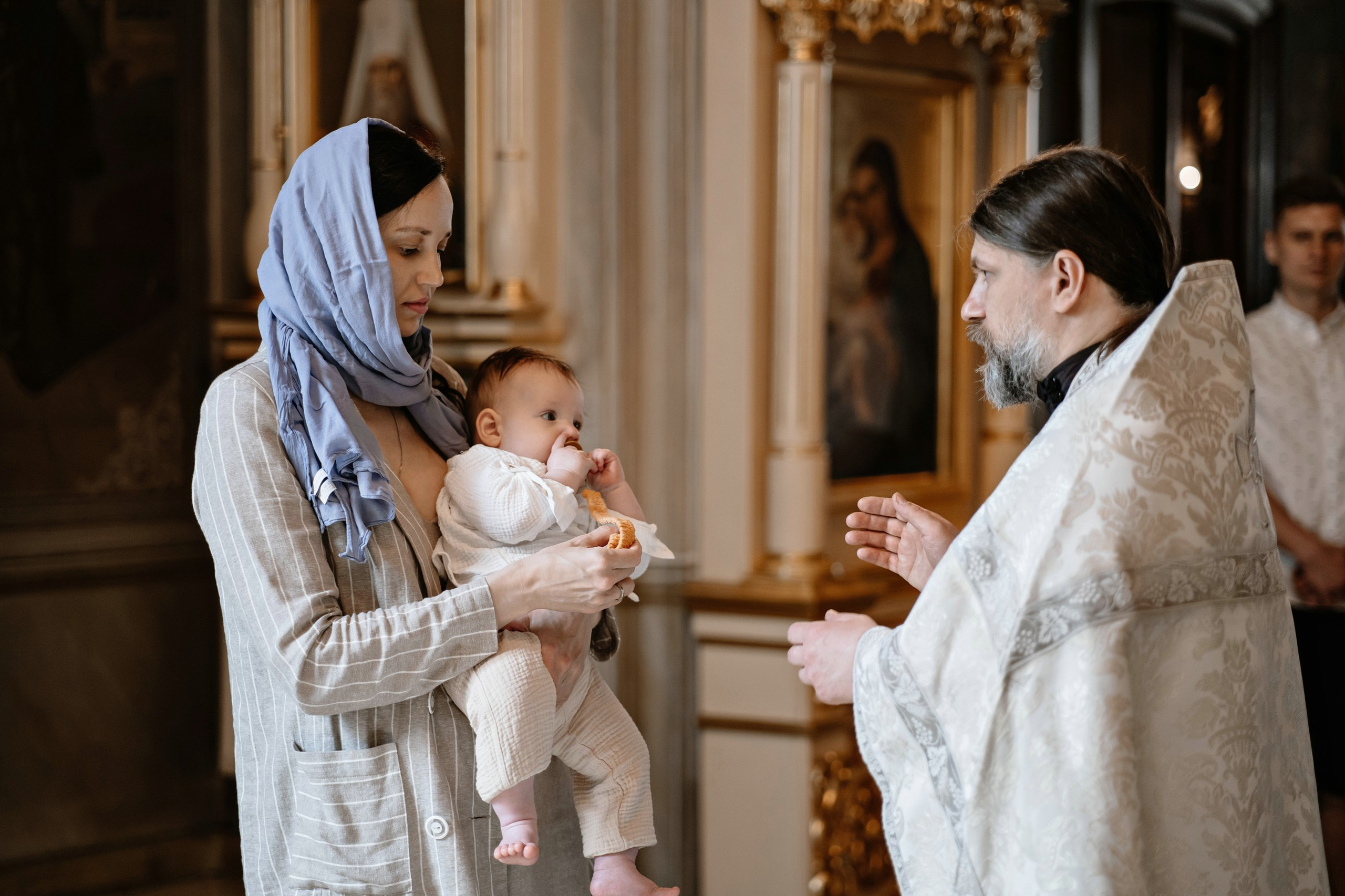 Крестины ребенка в храме.