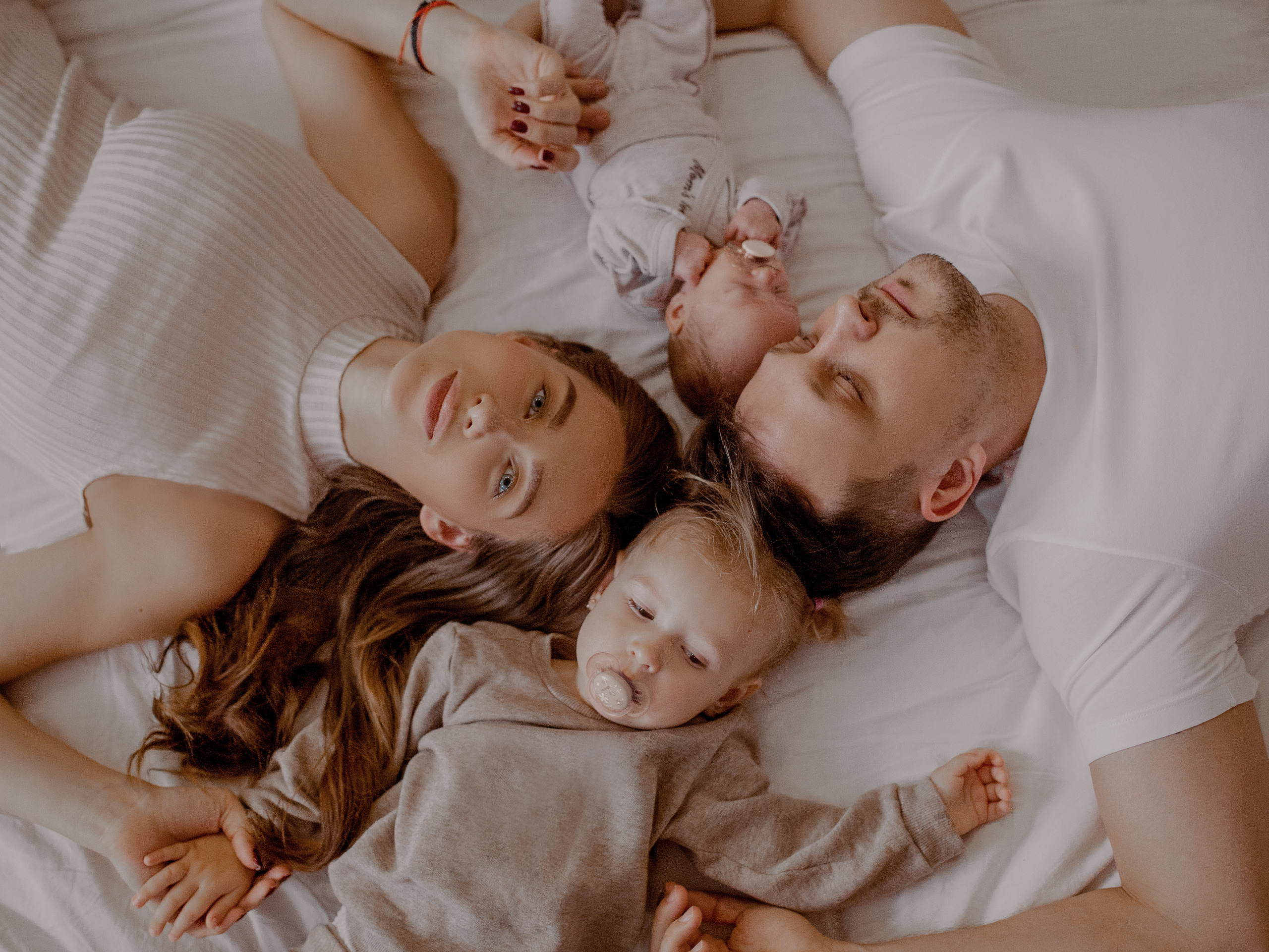 Домашняя фотосъёмка Анны, мужа Александра и дочек Полины&Мии. Детский семейный фотограф в г. Москве Жанна Трофимова