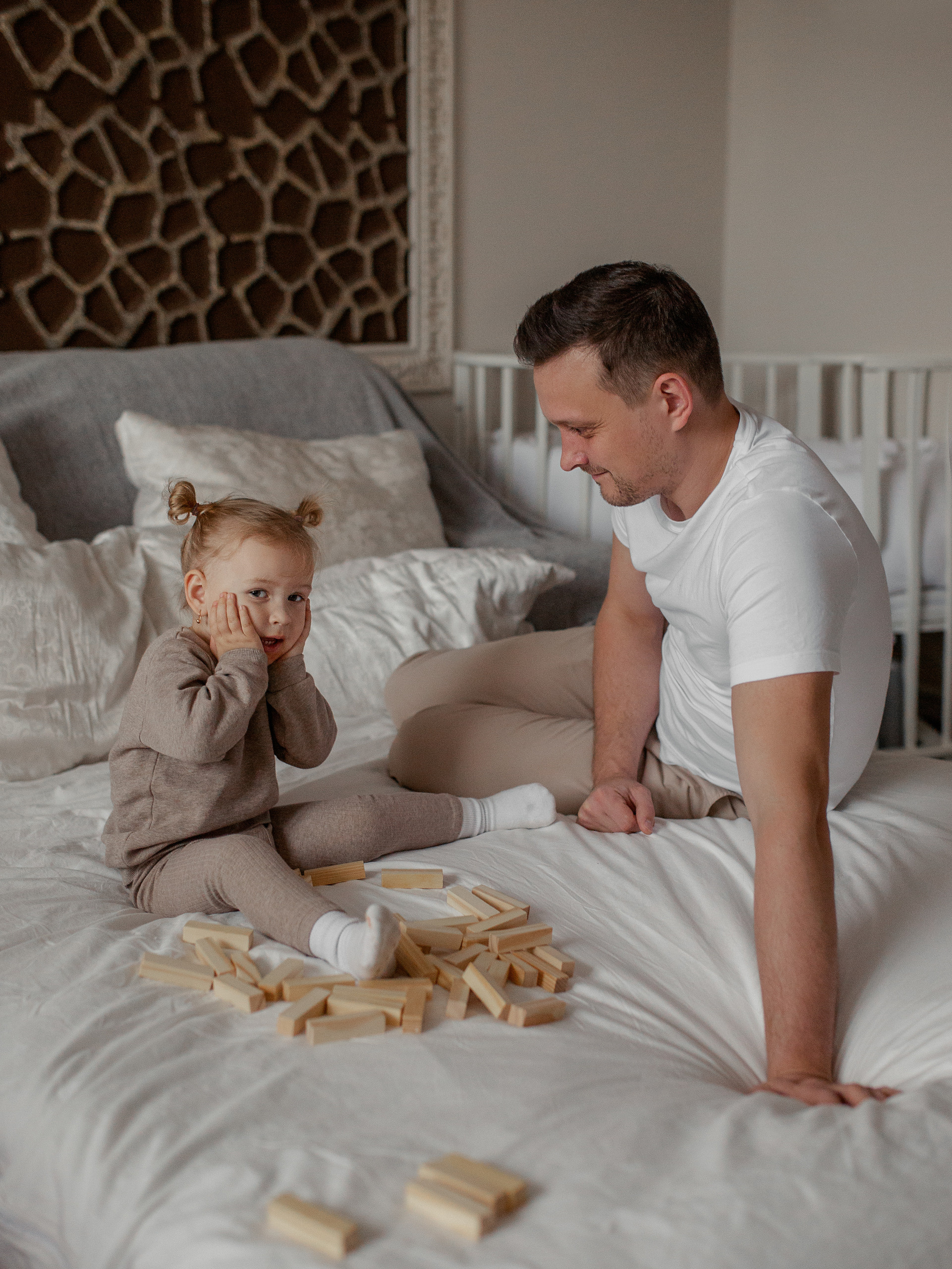 Домашняя фотосъёмка Анны, мужа Александра и дочек Полины&Мии. Детский семейный фотограф в г. Москве Жанна Трофимова