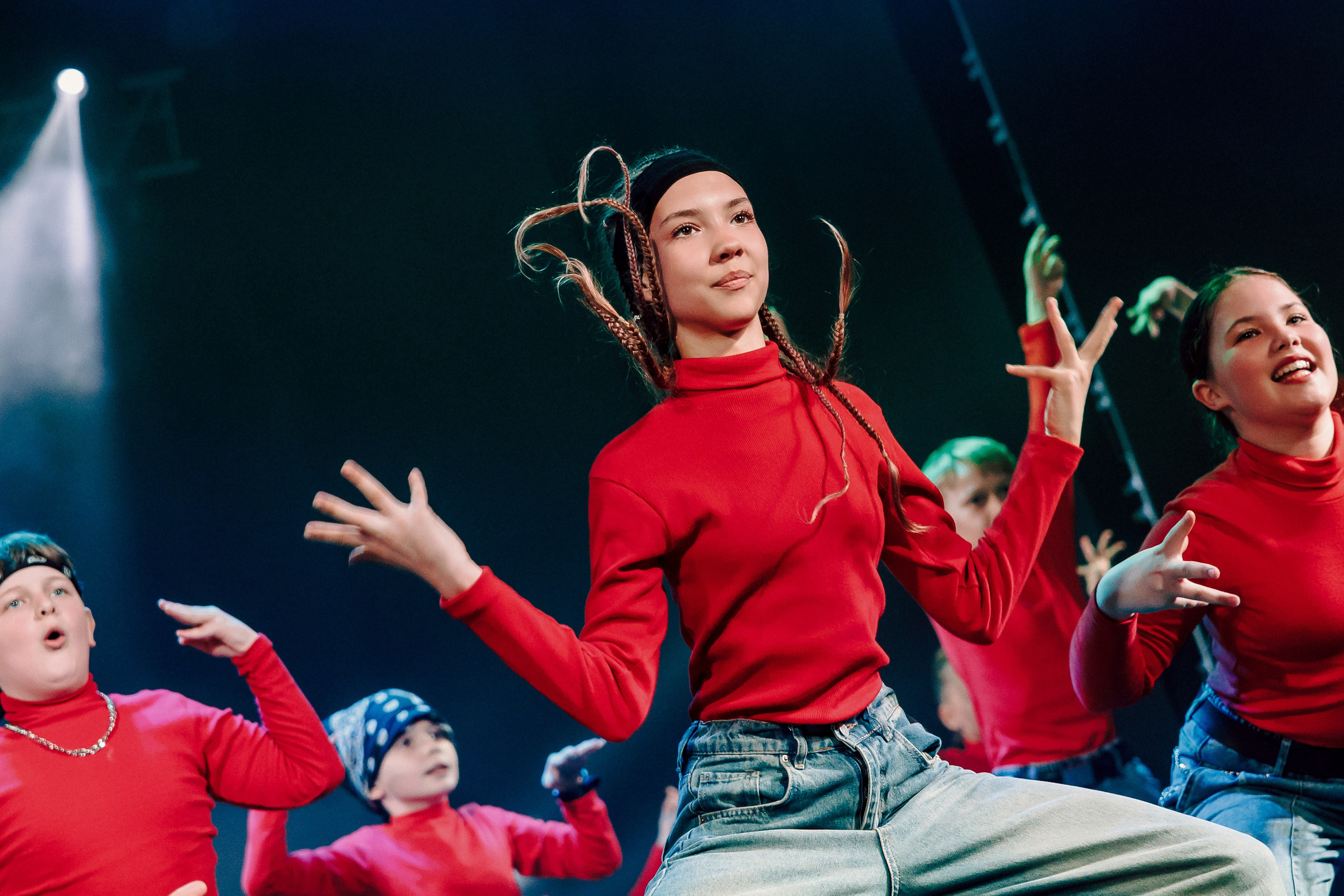 Отчётный концерт танцевальной школы «Red Rabbits» 2025. Лёшка Варзегов — фотограф