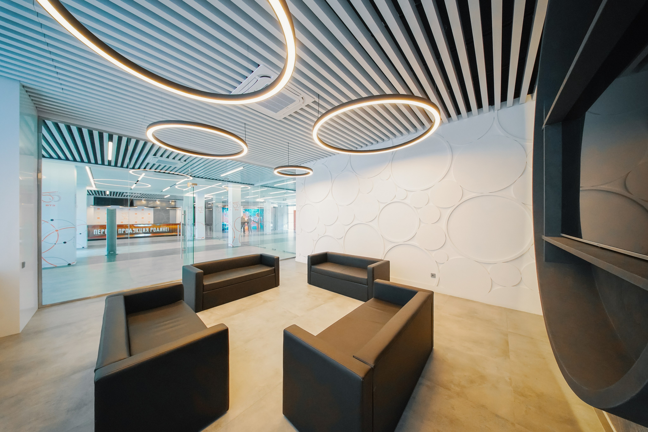 Фойе заводоуправления ВТЗ. Фотограф Никита Барановский