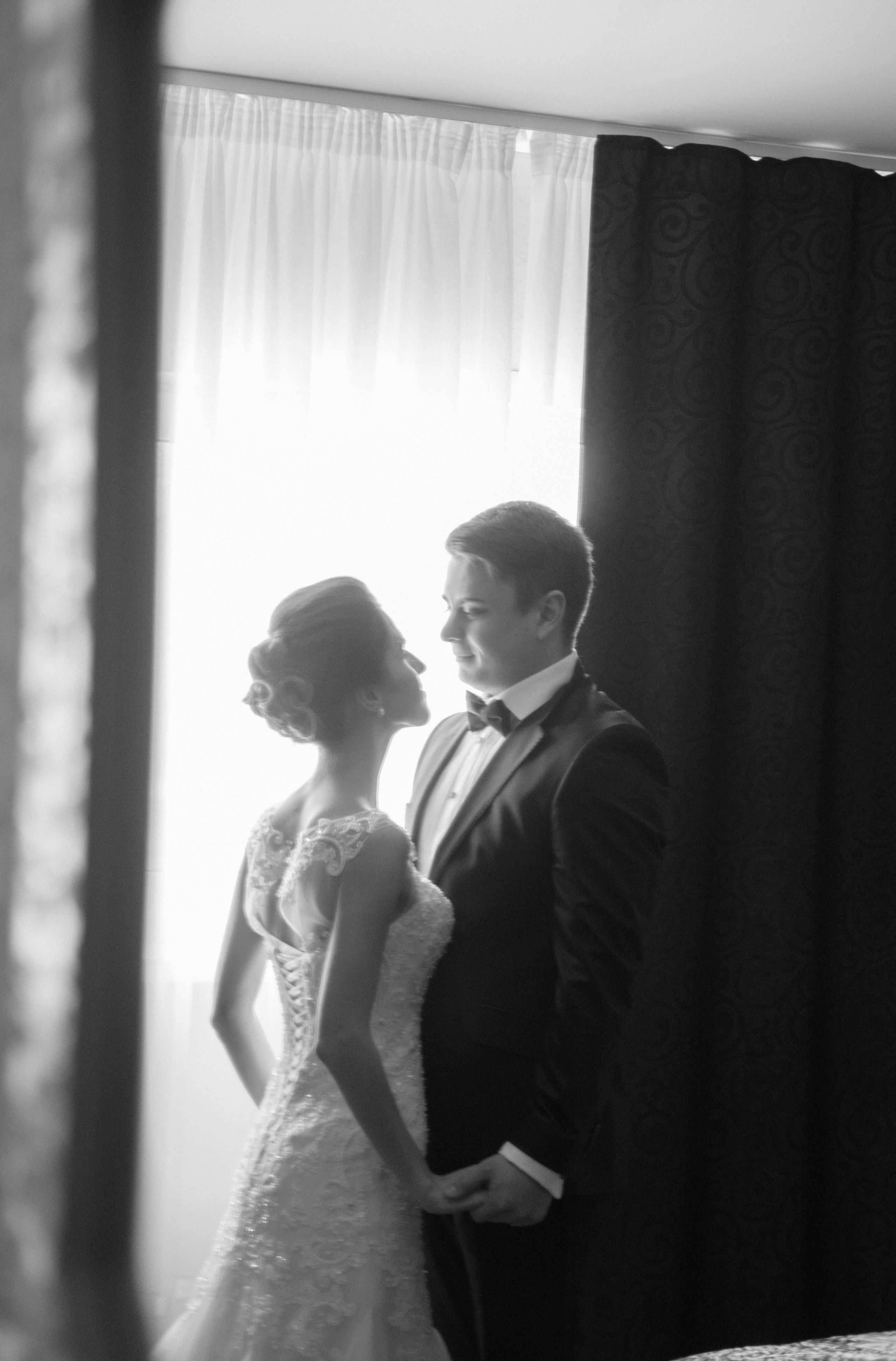 Жених и невеста у окна