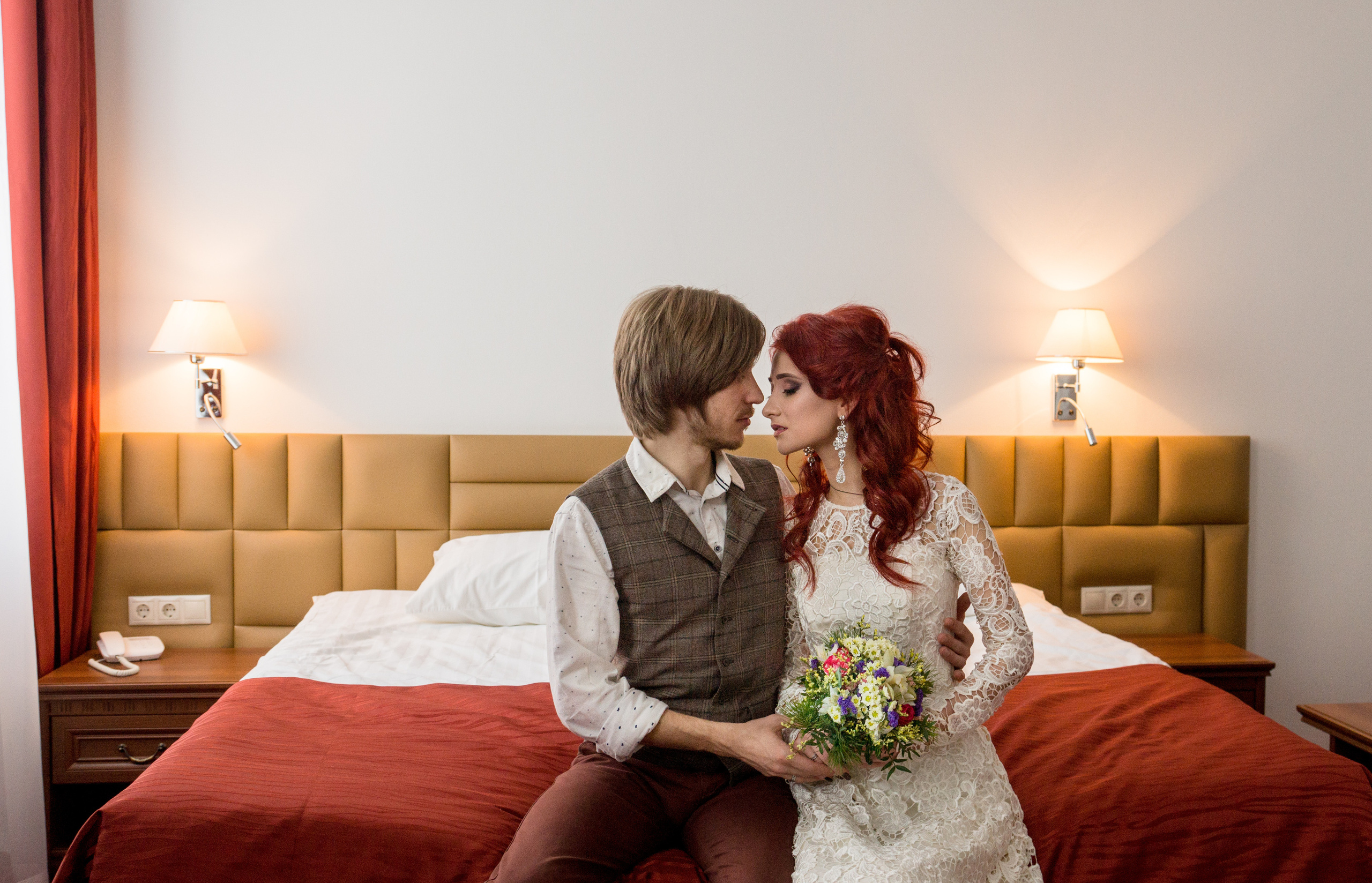 Совместное фото жениха и невесты в красивом интерьере