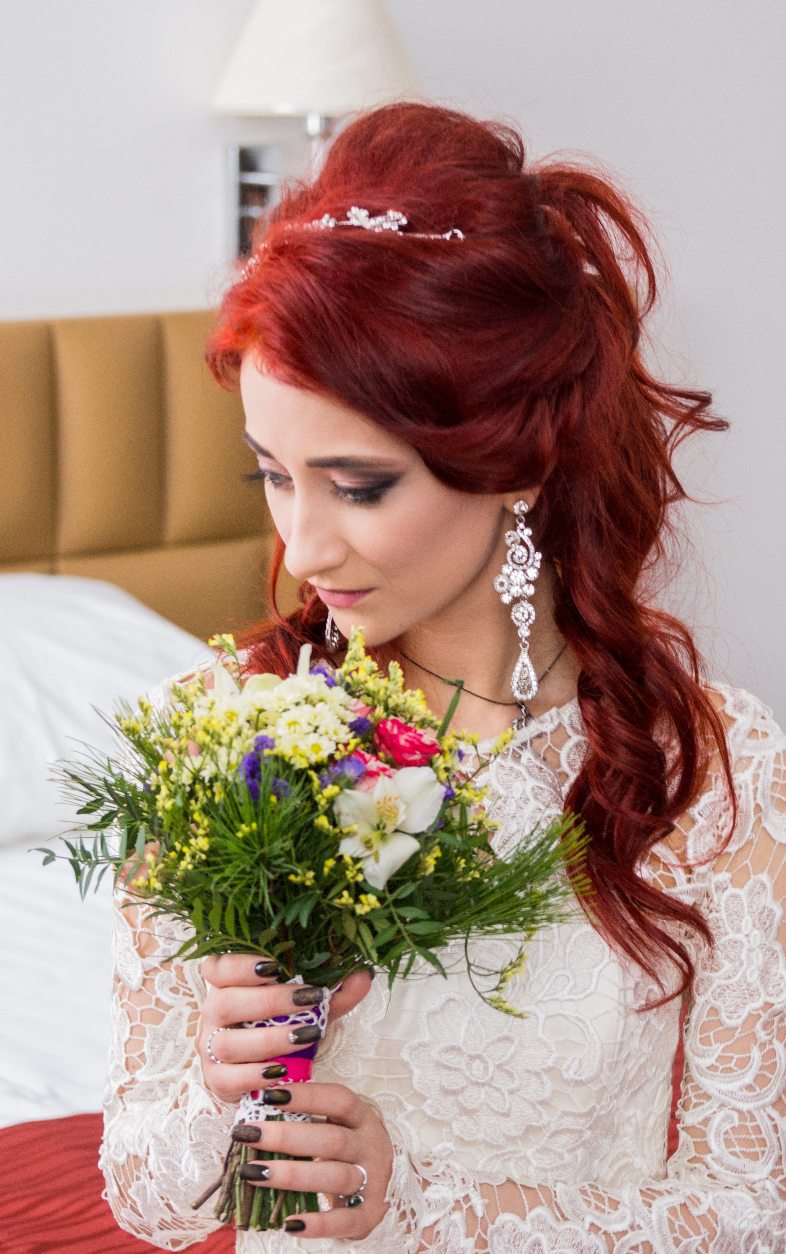 Крупный портрет невесты с букетом