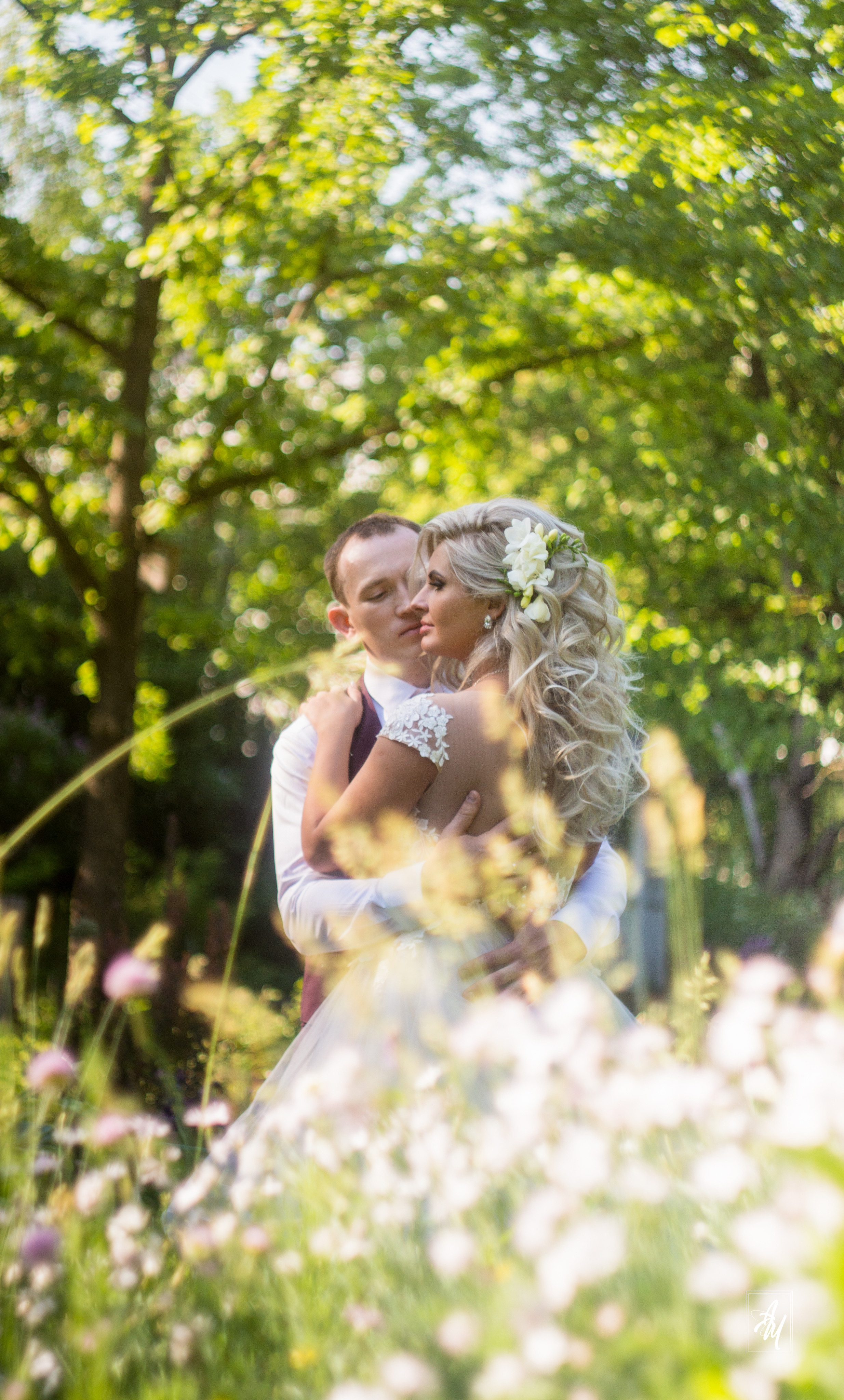 Фотограф подловил момент когда жених смотрел на невесту романтичным взглядом