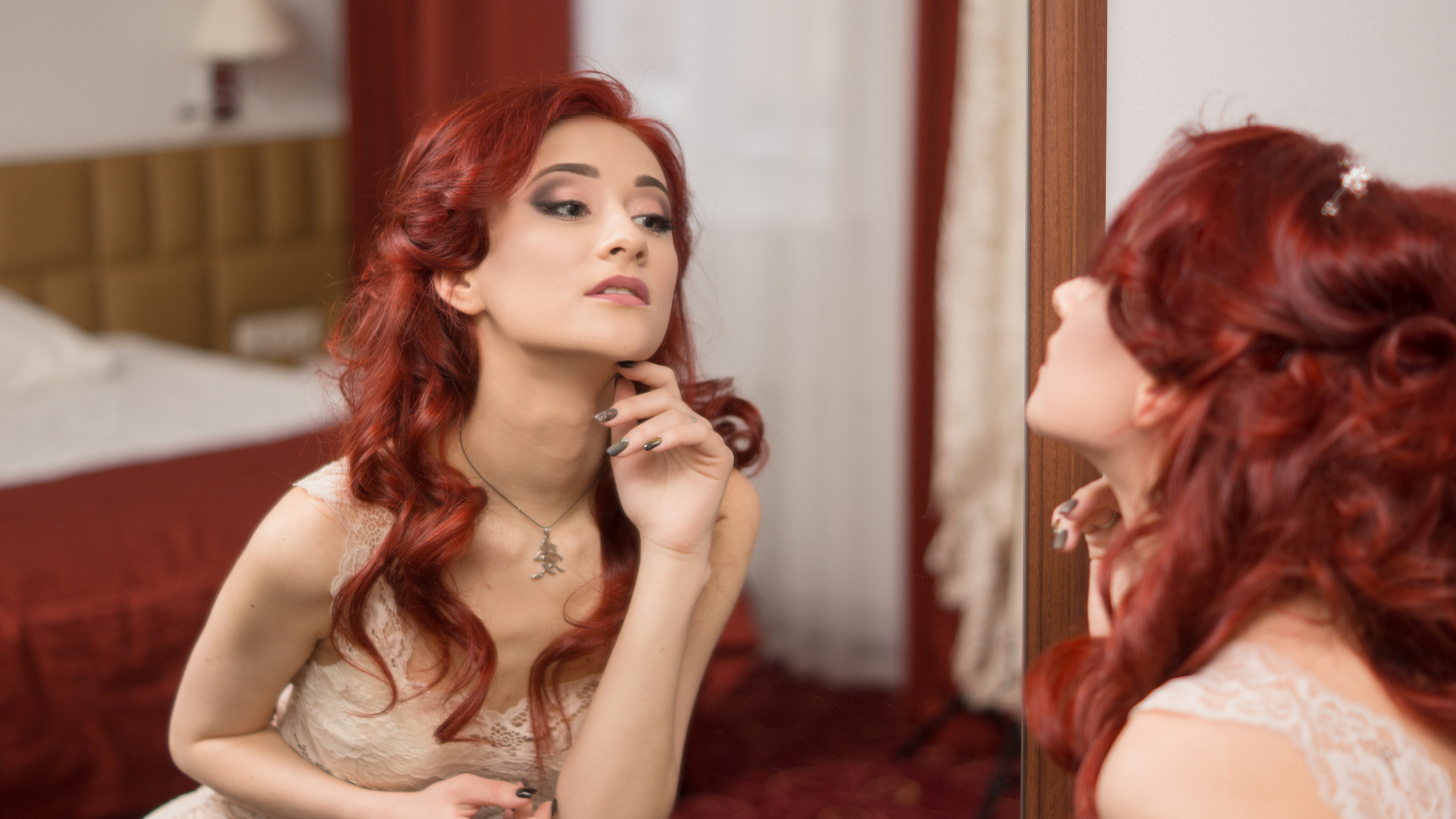 Неожиданный снимок невесты пока она смотрелась в зеркало