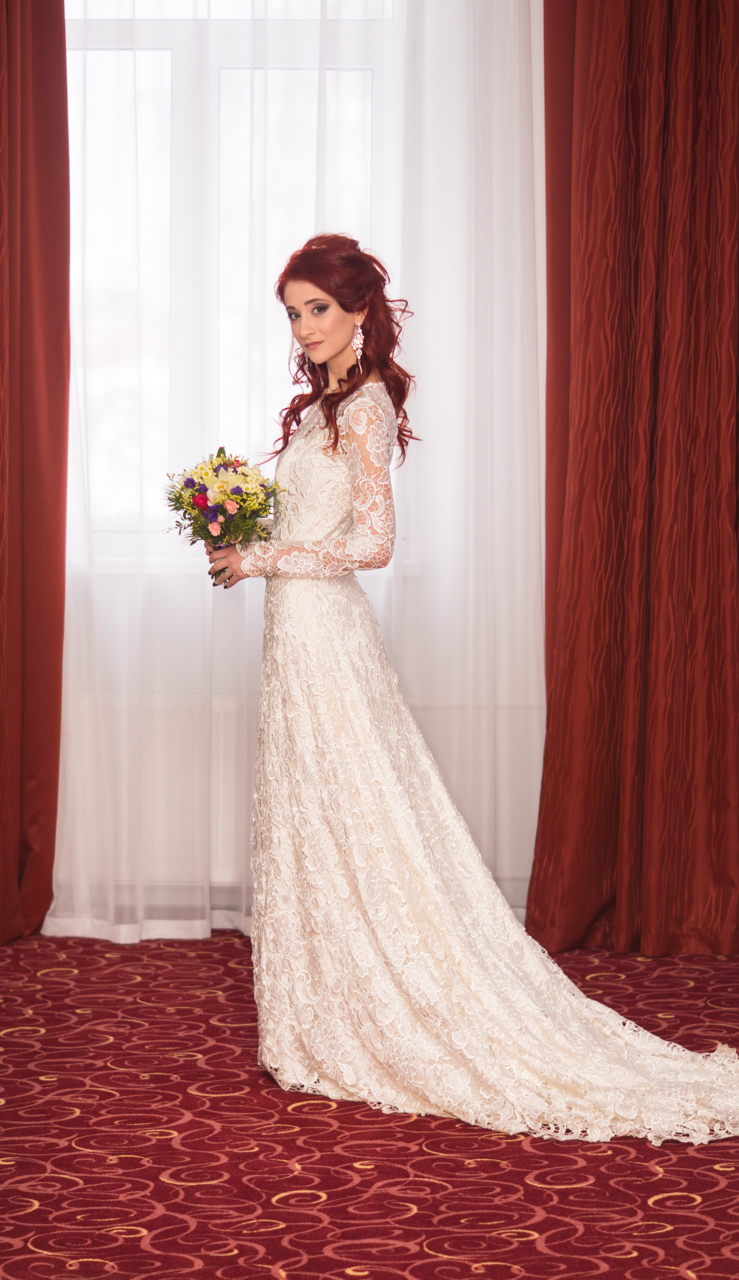 Невеста у окна, красивое длинное платье великолепно