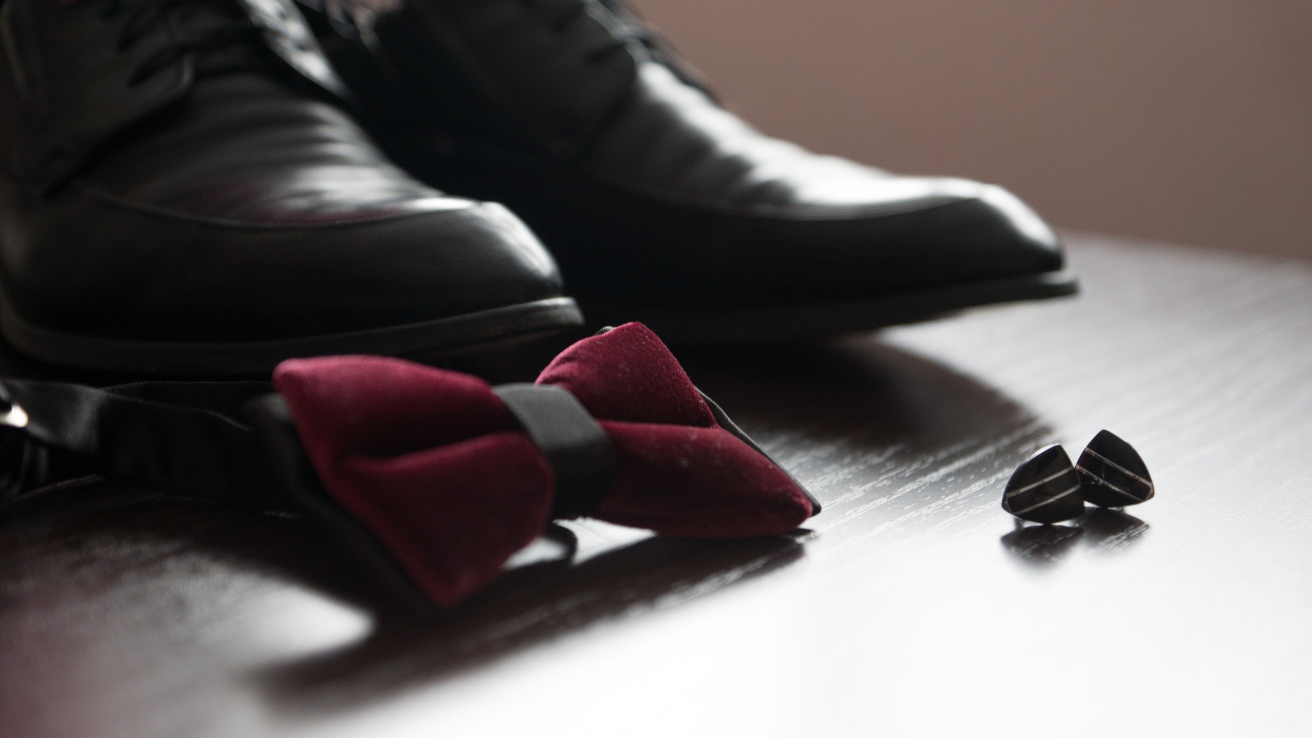 Крупный план аксессуаров жениха