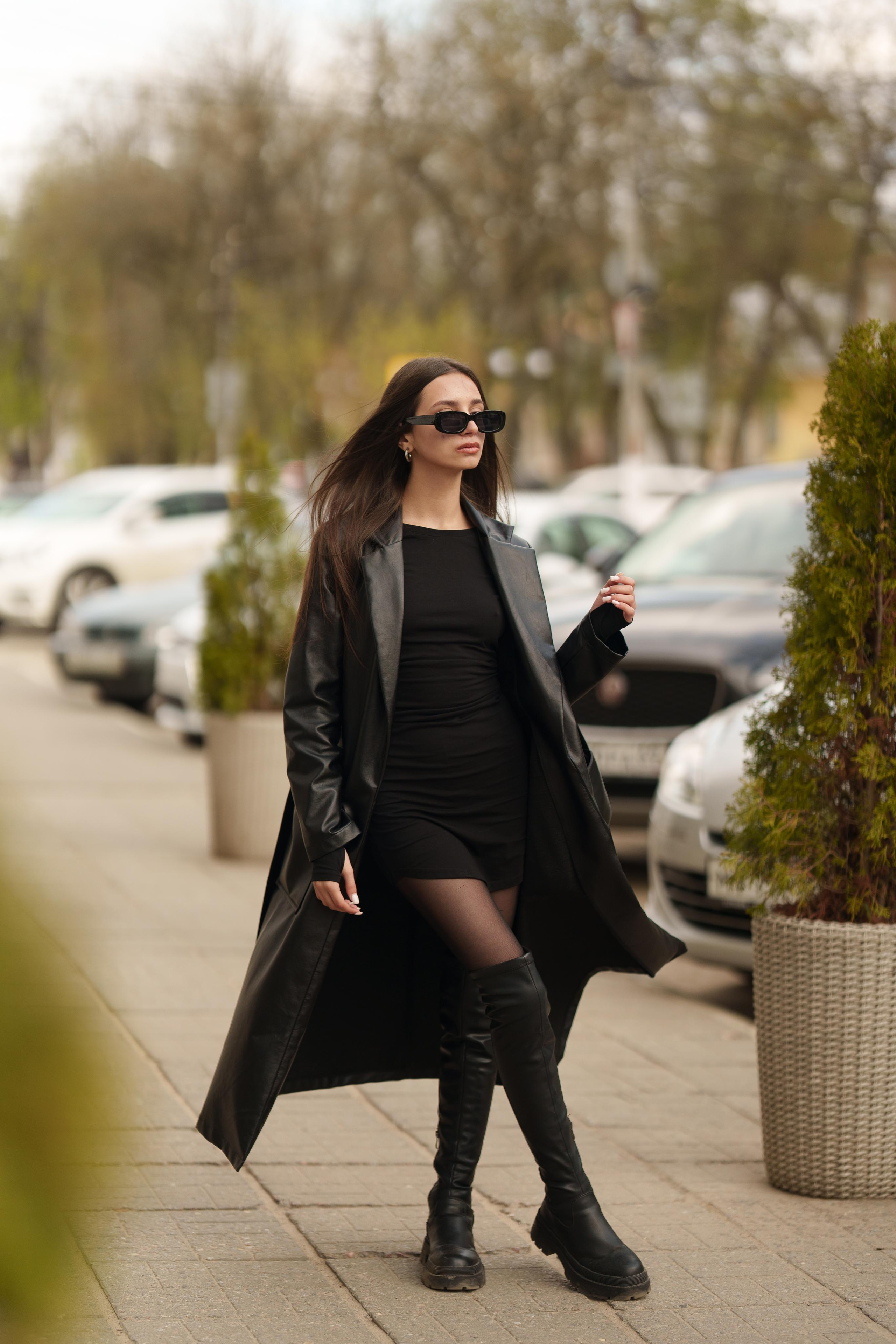 Девушка около магазина