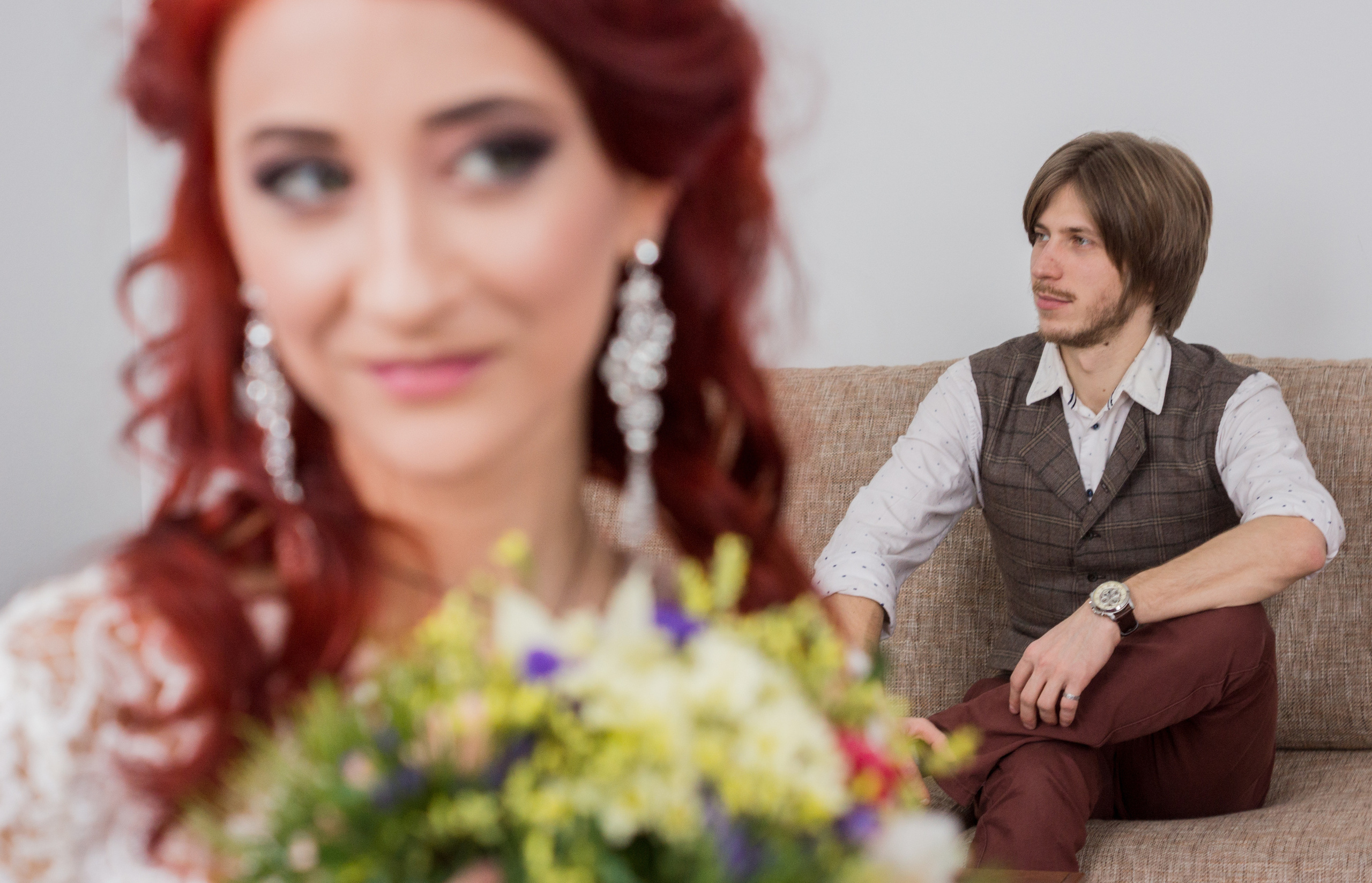 Портрет невесты и романтичный взгляд на жениха