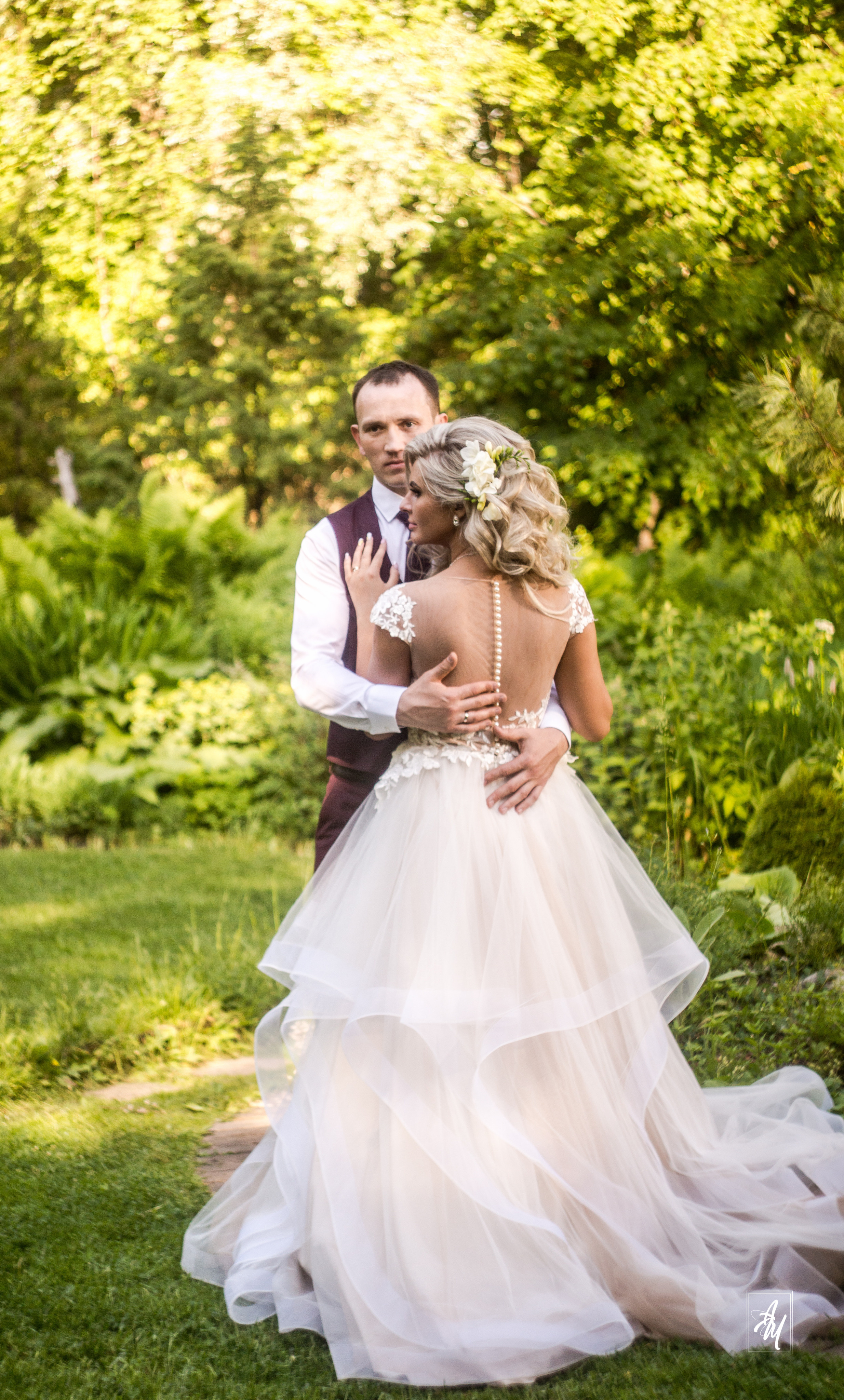 Жених к камере лицом а невеста спиной смотрит в сторону.