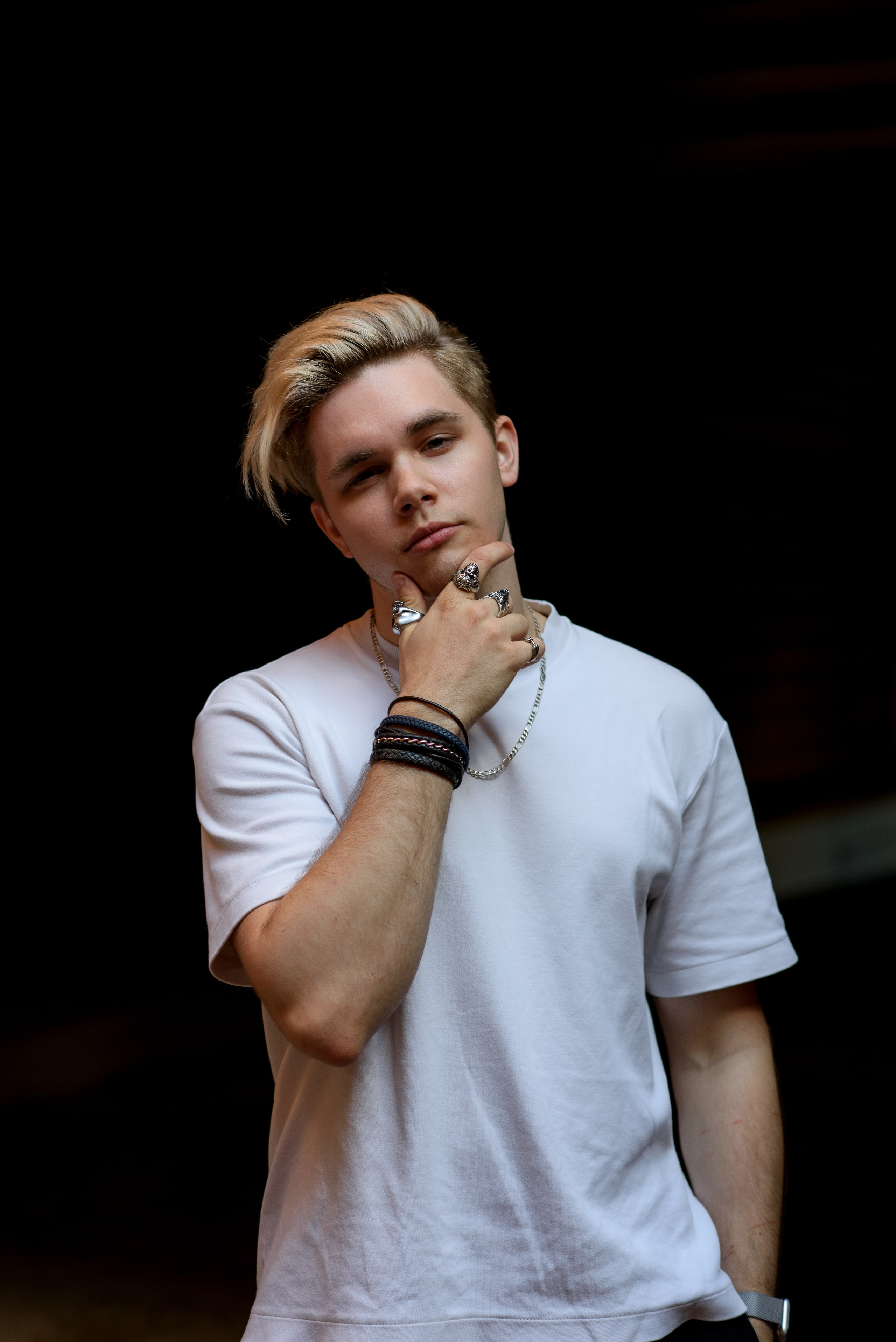 Фотосессия подростка в темном ключе. Главная