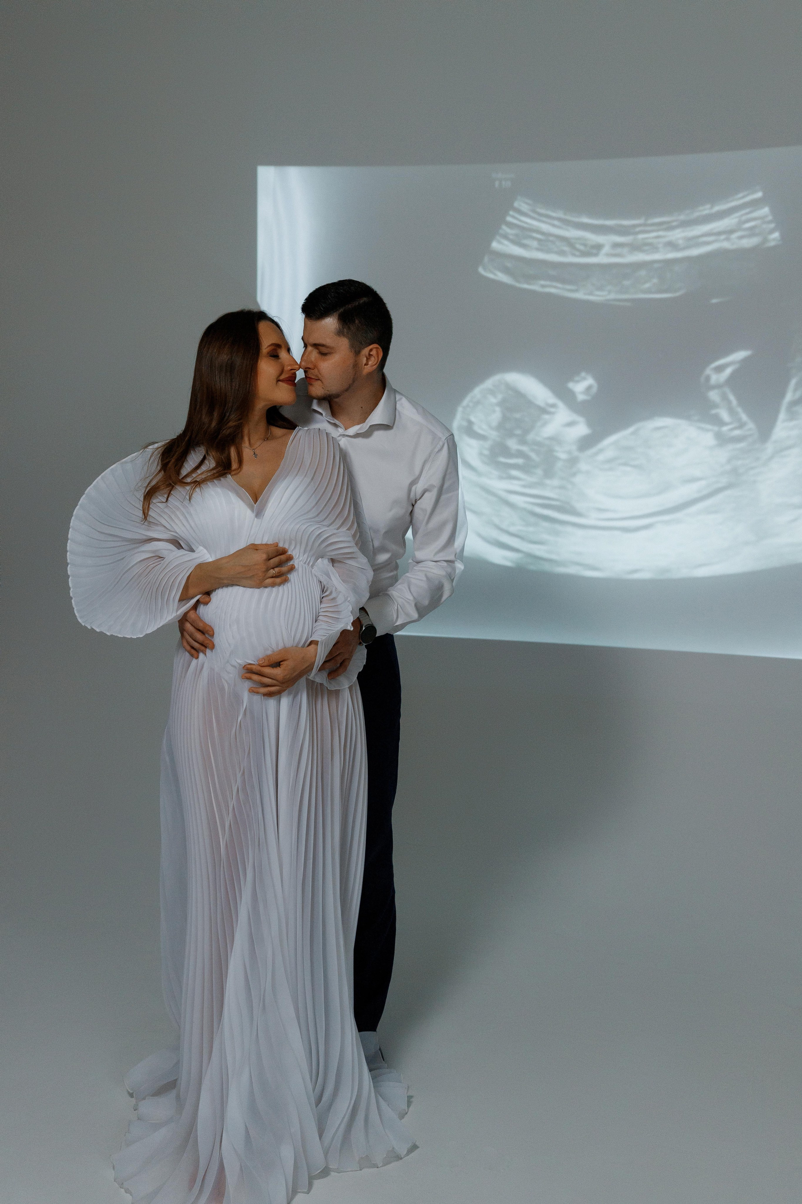 Фотосессия беременности в студии с проектором. Фотограф Александра Сыщенко