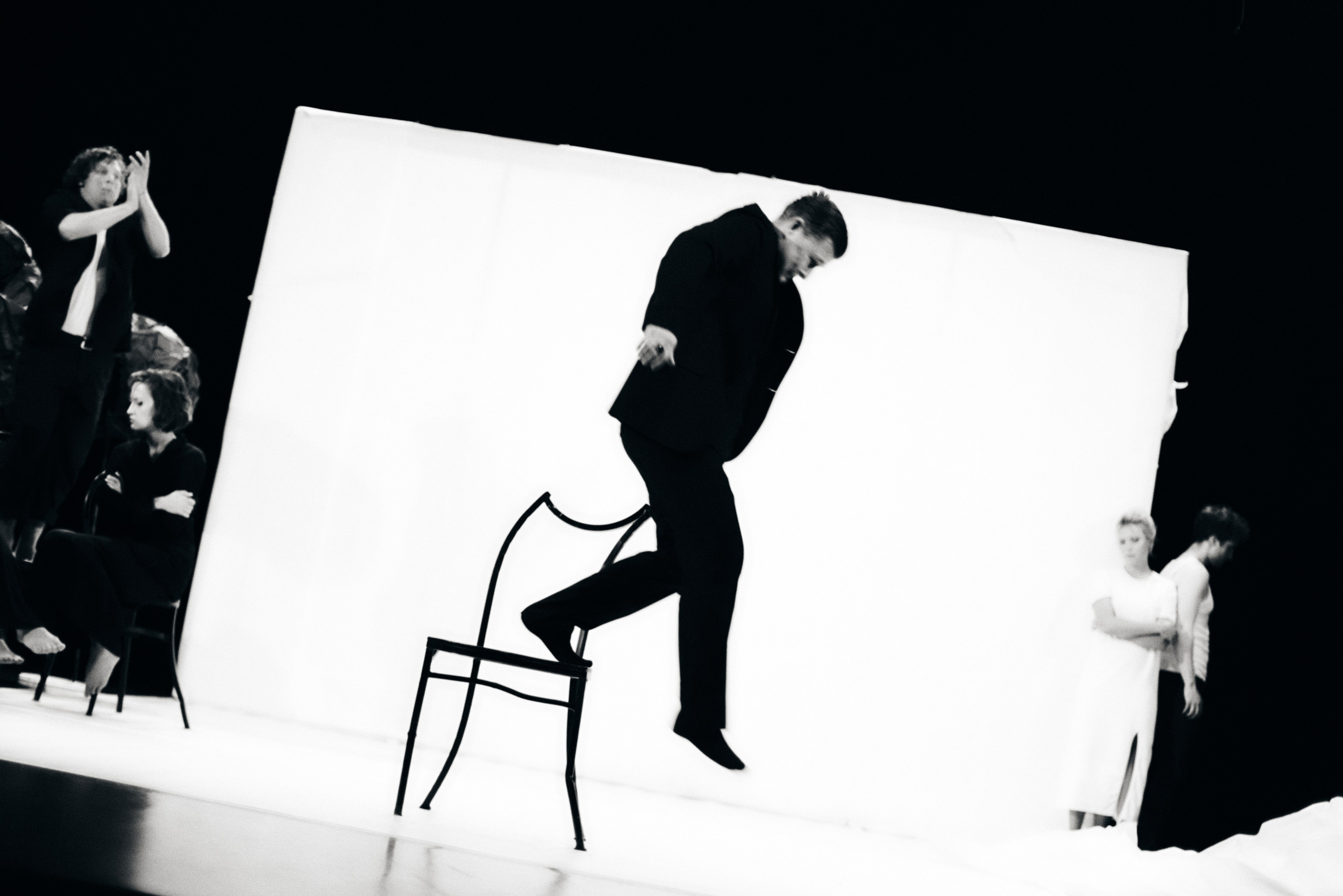 Спектакль «Забыть Герострата» (серия — монохром), Театр «Сначала-Сначала театр». Наталья Алексеенко. Фотохудожник в Москве. Репортаж, портрет, стрит