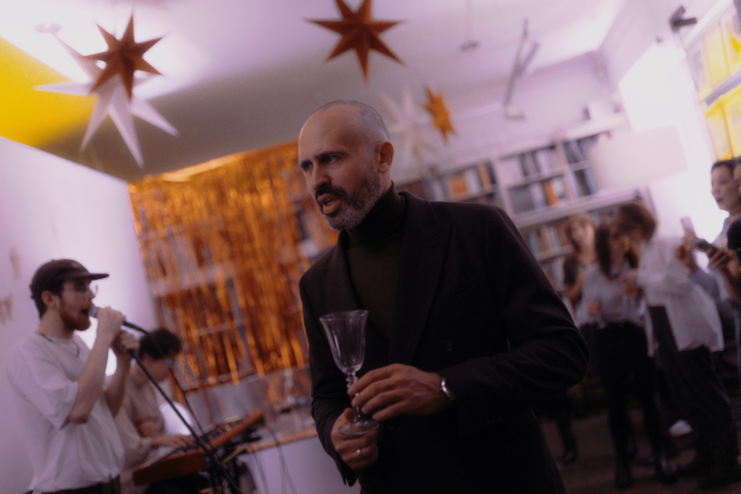 2024. Стрит-фотография, полная абсурда, идиотизма и красоты