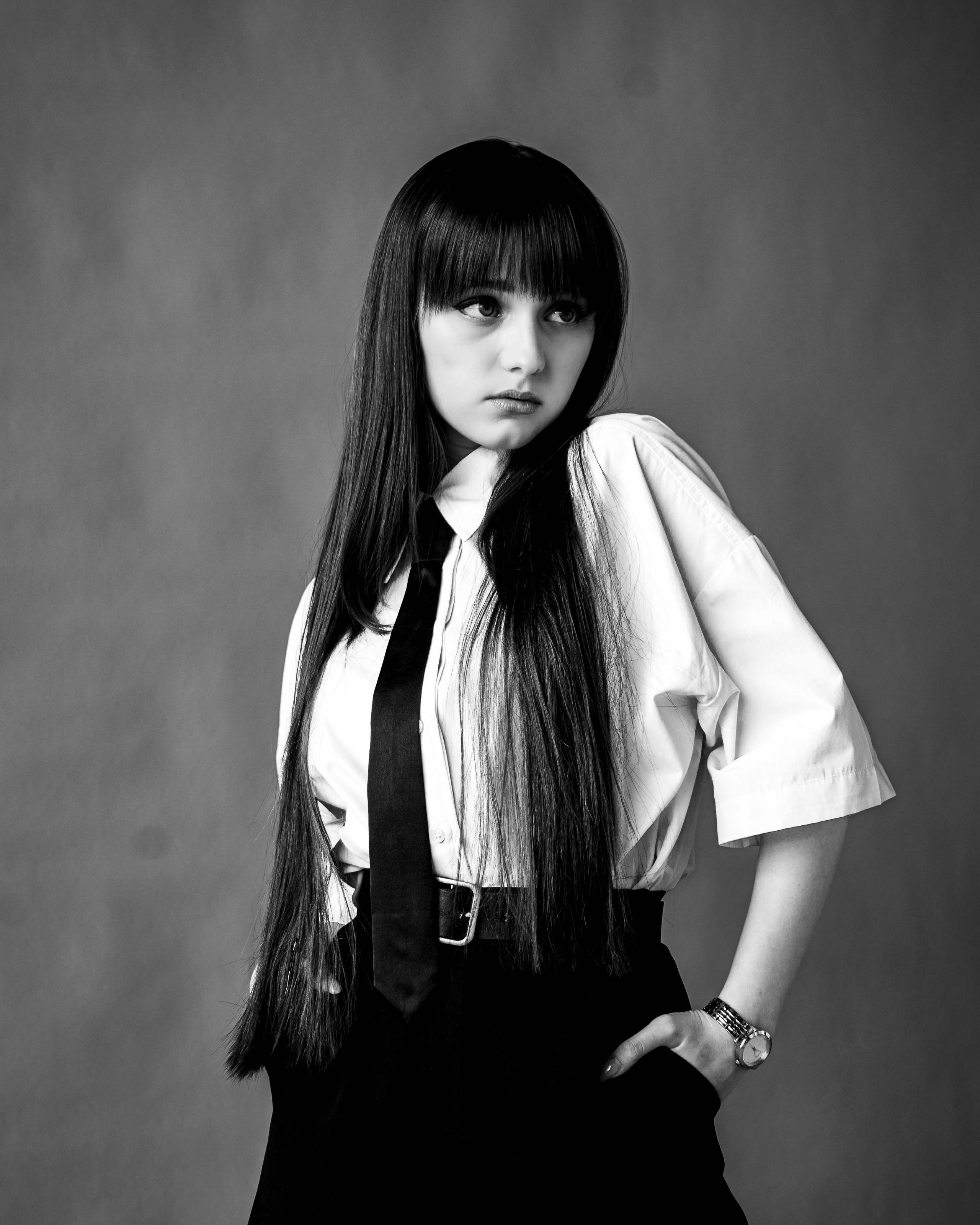 Девушка в белой рубашке у окна — естественная фотосессия