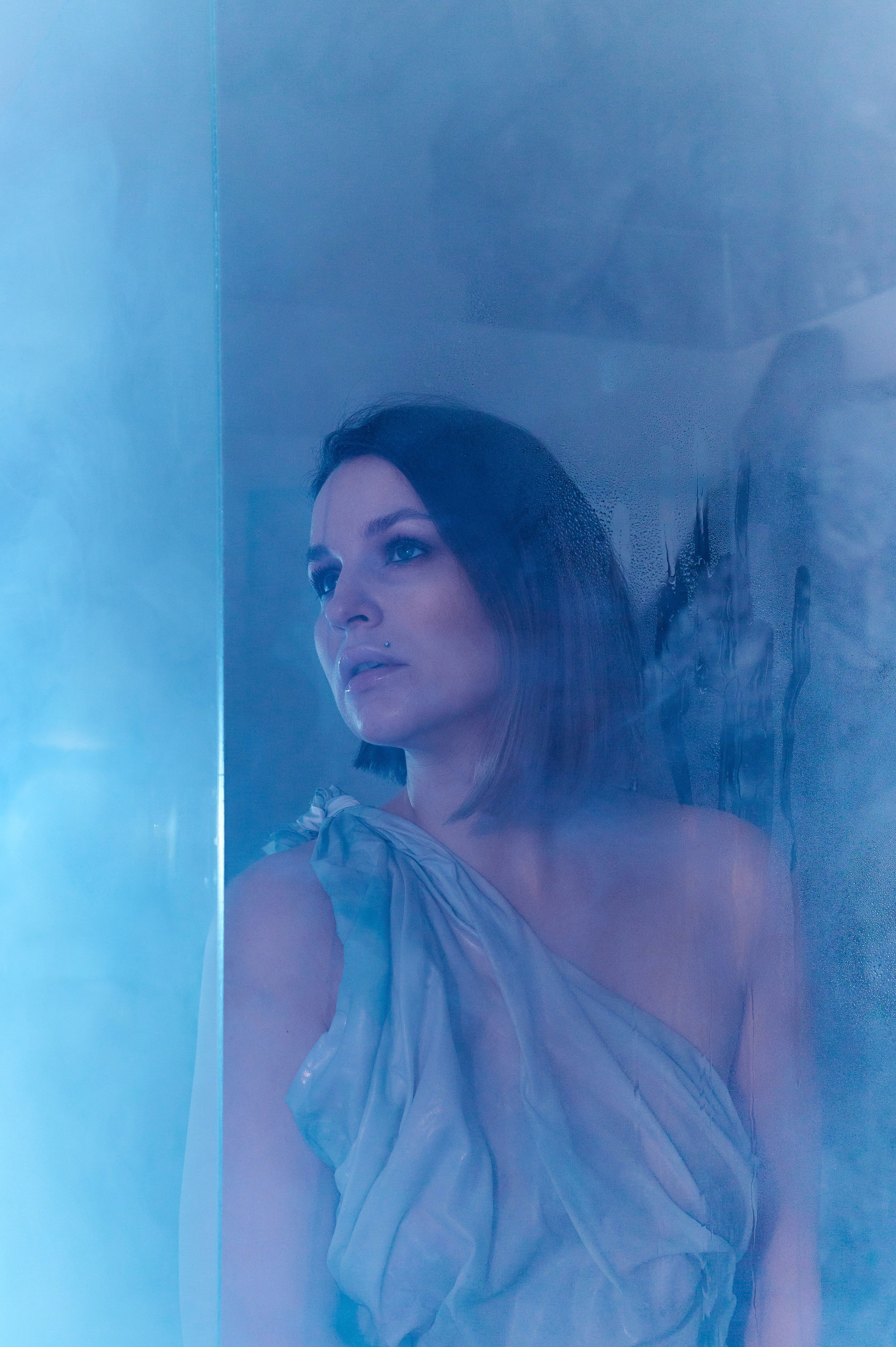 Фотосессия Ксении в декорациях «Лед» со стеклянным кубом