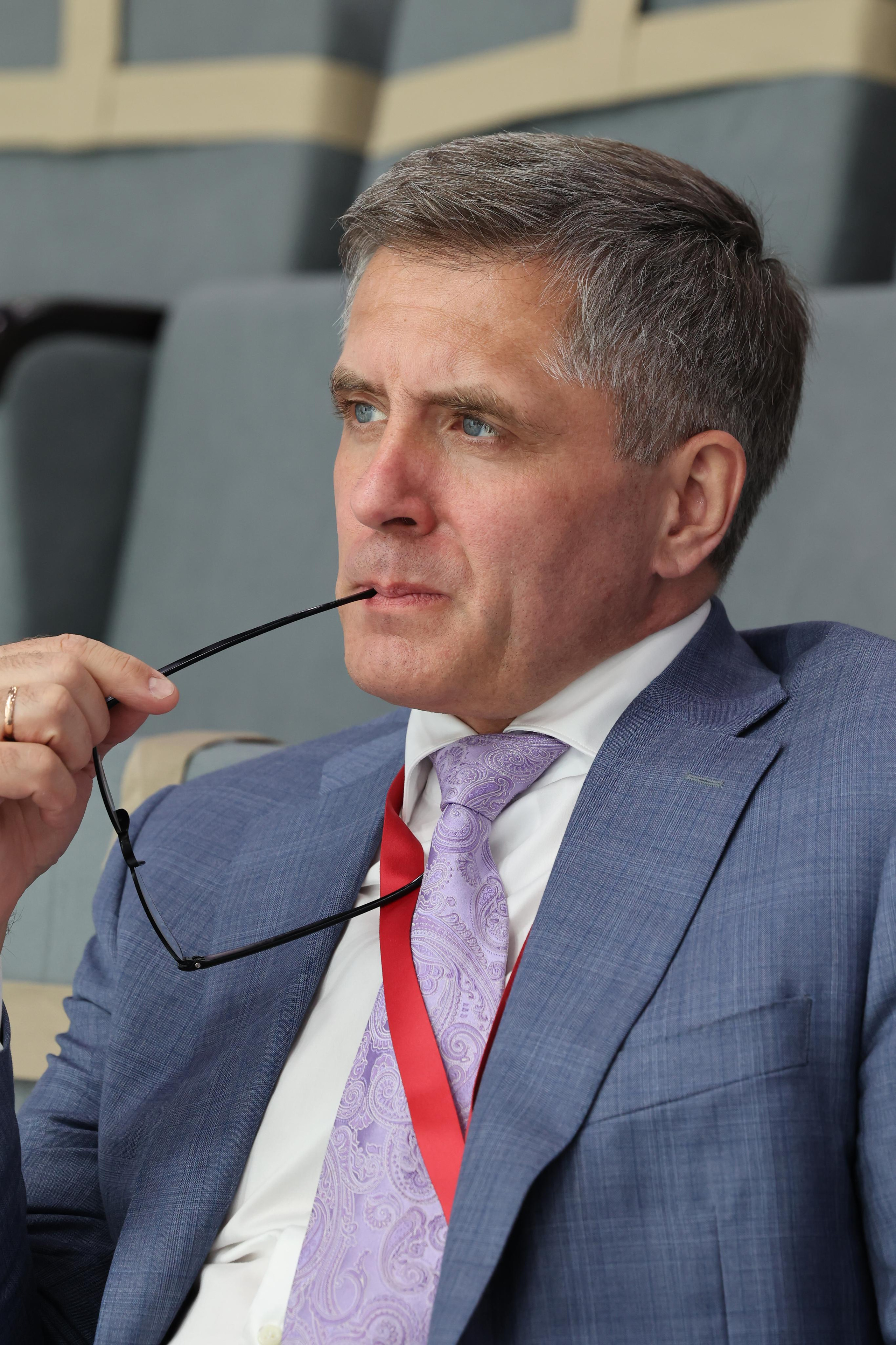 Экономический форум. SPIEF-2023. ФОТОГРАФ РАДОСТИ Фотосессия в студии СПб. Портретный фотограф — Юрий Торлопов