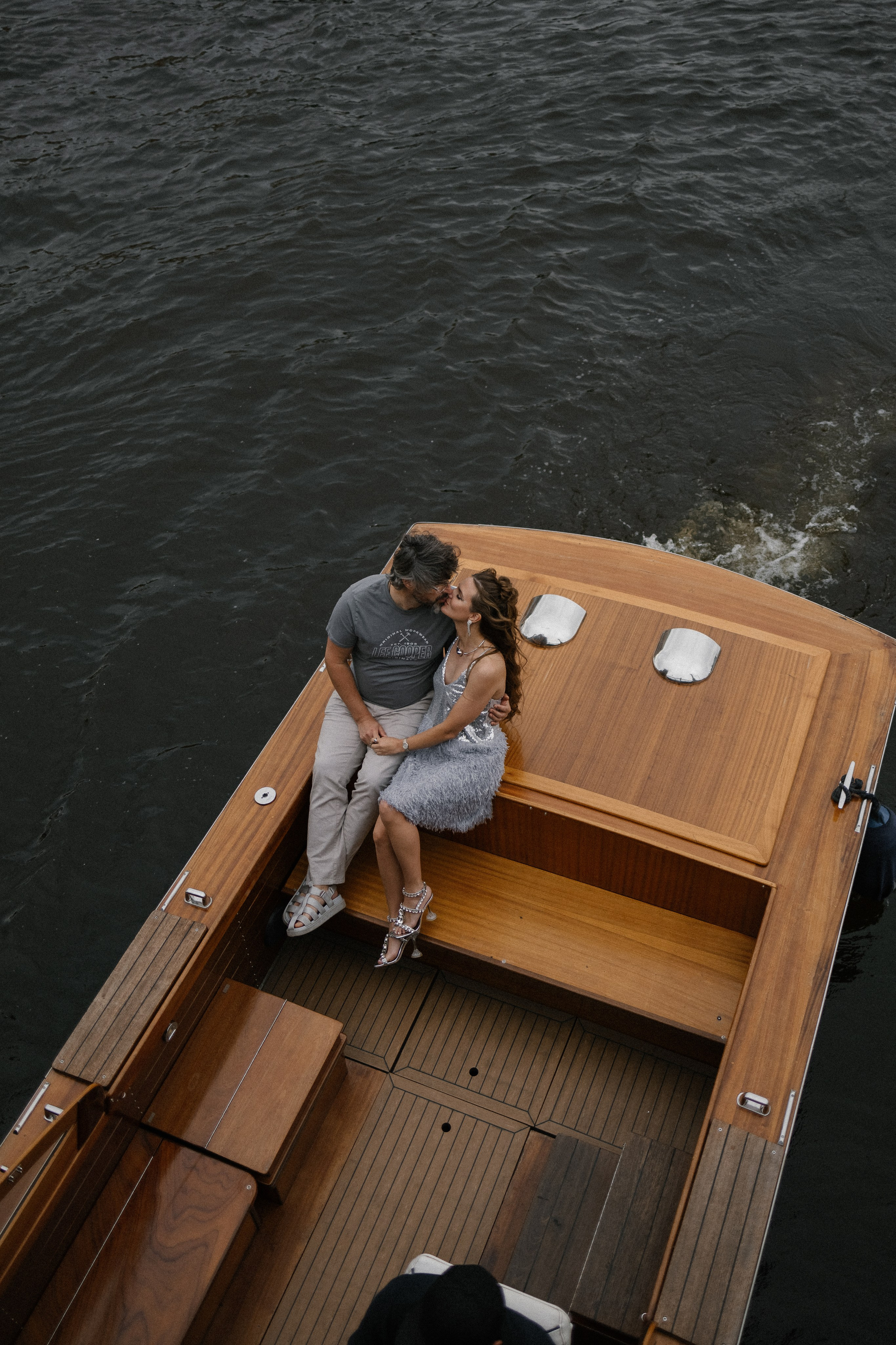 Прогулка на венецианском катере. Свадебный фотограф в Санкт-Петербурге Ксения Кобышева