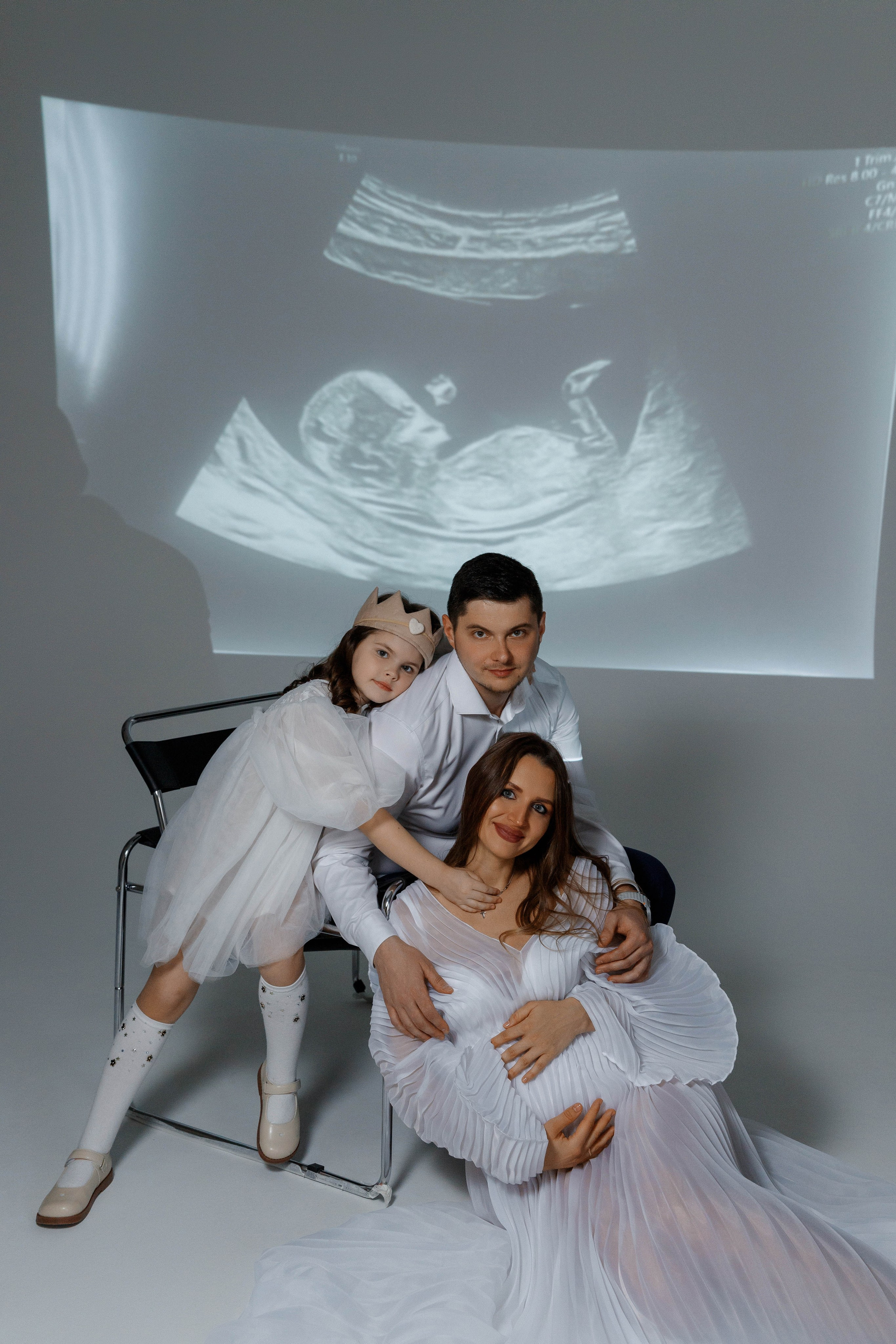 Фотосессия беременности в студии с проектором. Фотограф Александра Сыщенко