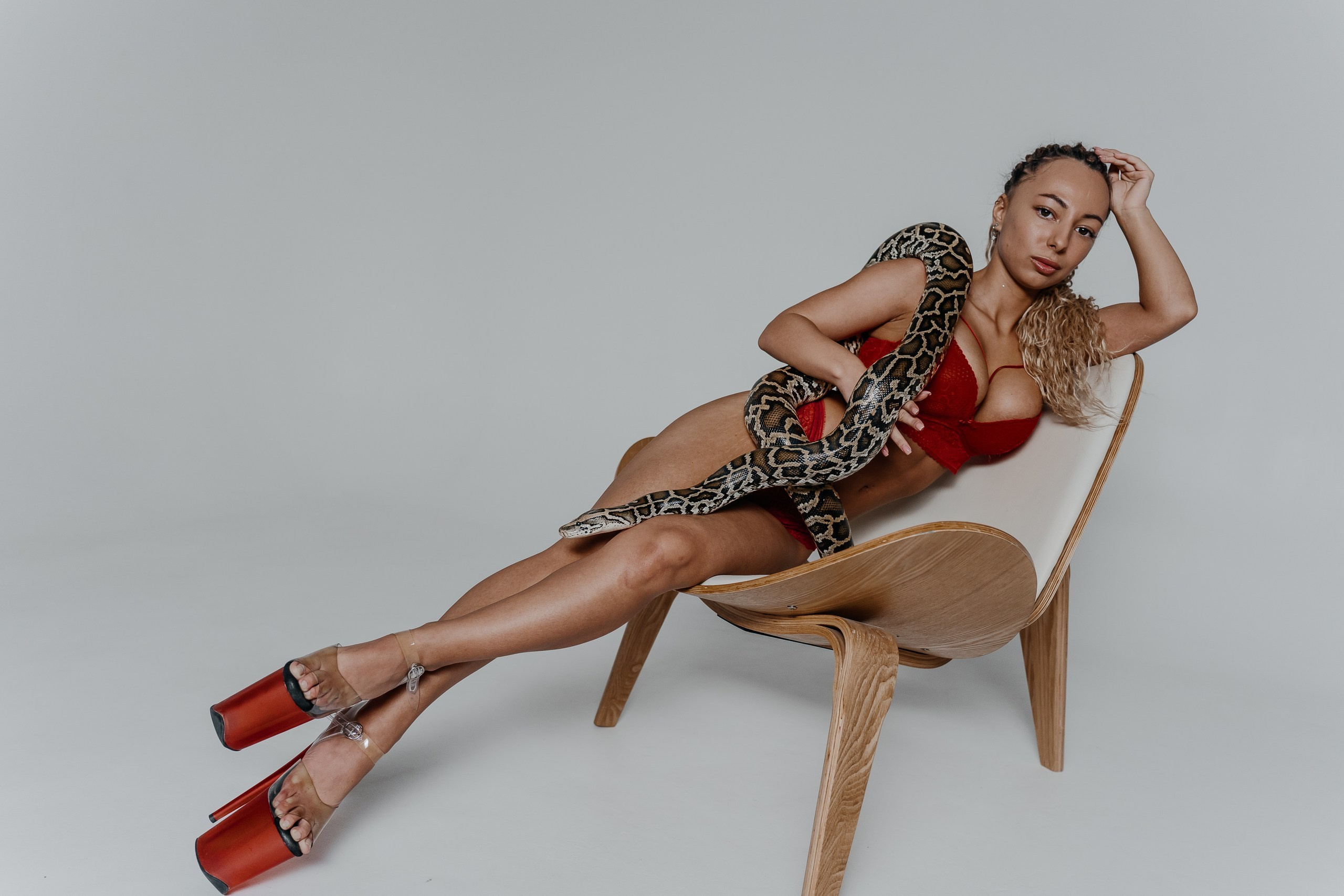 Лина. Для тех, кто не ждёт удачи, а создаёт её. Каждая фотосессия — это твой момент, твой стиль, твой успех. 📸