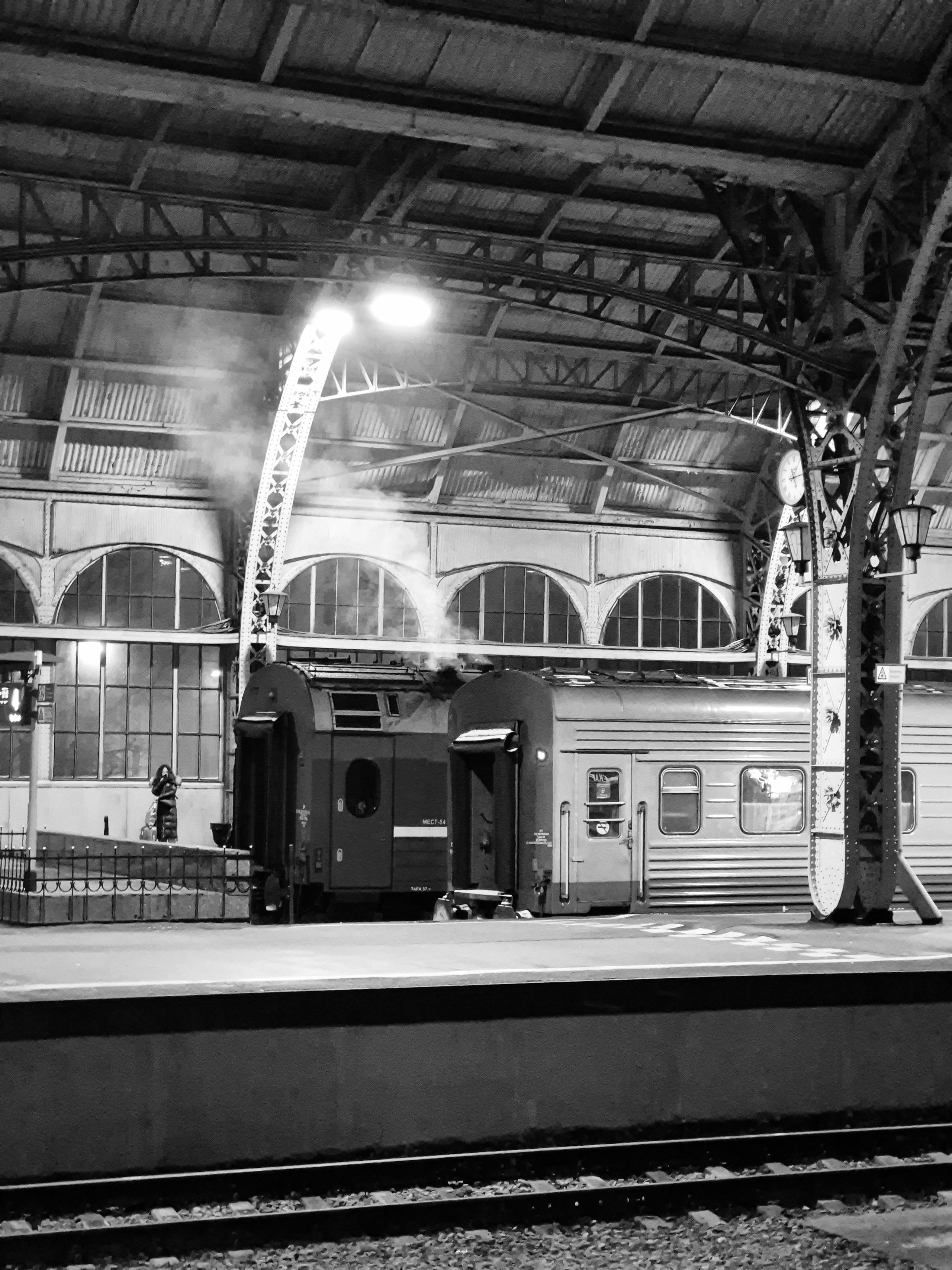 На перроне стояли 2 состава, готовились к отправке. Запах топящихся печек и тенов - что-то из детства