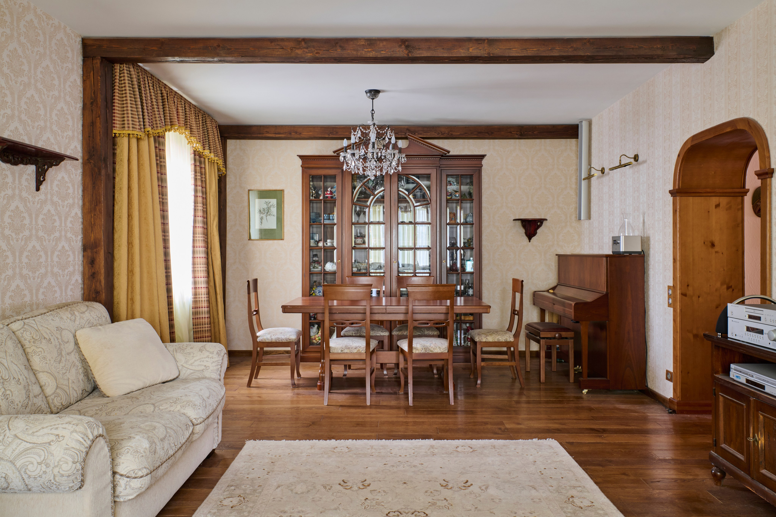 Гостиная и столовая в одном пространстве, общий вид / Проход в столовую, арка и мебель, широкий кадр