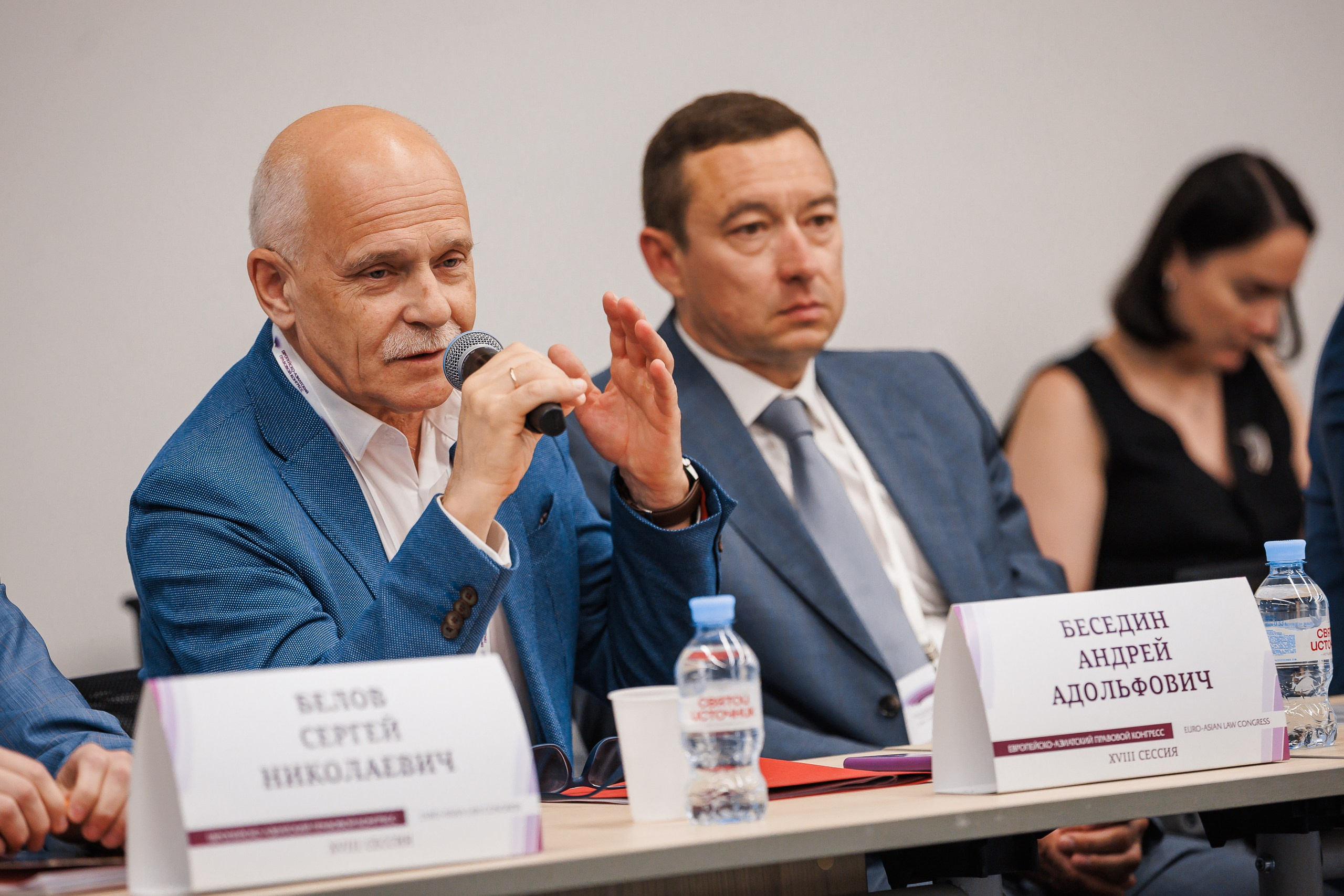 мужчина с микрофоном