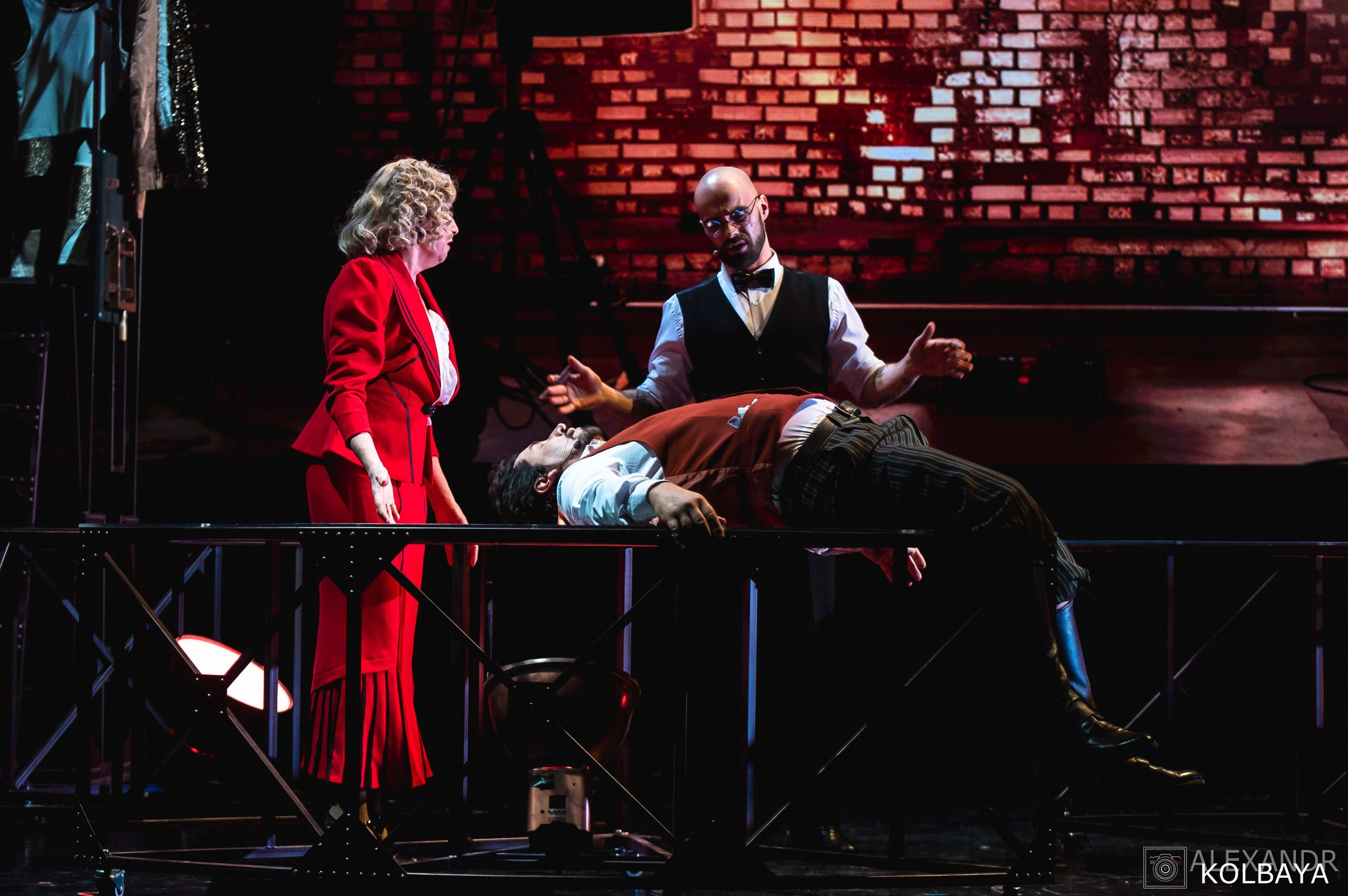 Фотографии со спектакля «Привет, я тетя Чарли». Концертный и театральный репортажный фотограф в Москве Александр Колбая