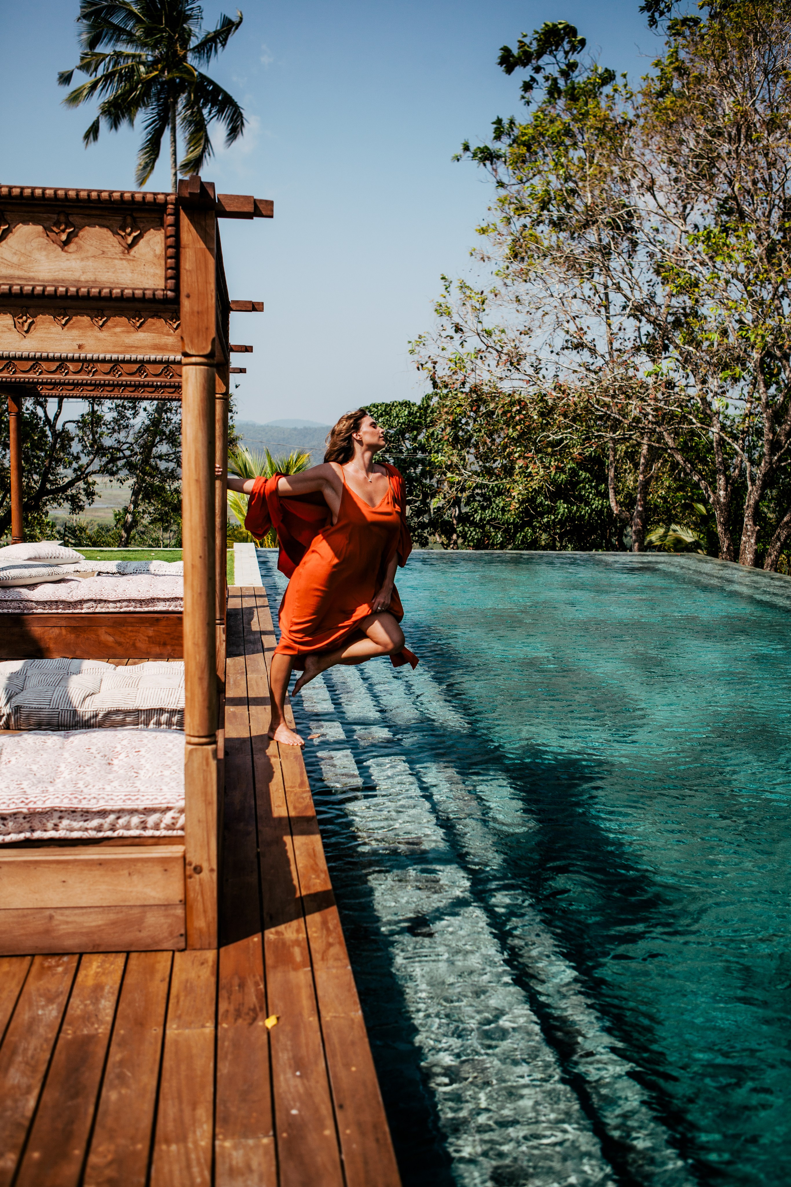 Девушка в красном платье в отеле Malabar Hill — Роскошная портретная съемка | Шри-Ланка. Фотограф на Шри-Ланке