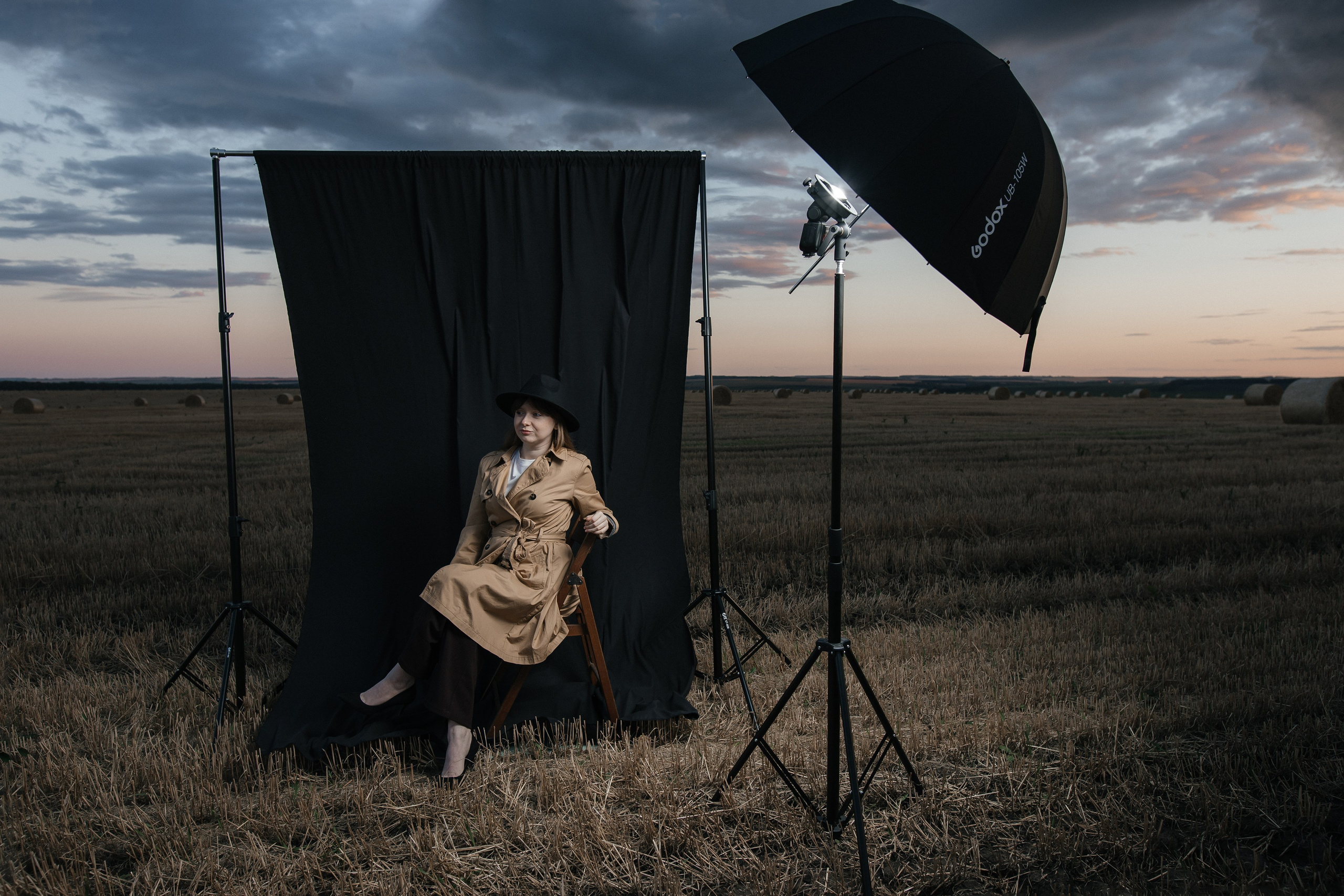 Фотосессия для девушки в вечернем поле перед дождем