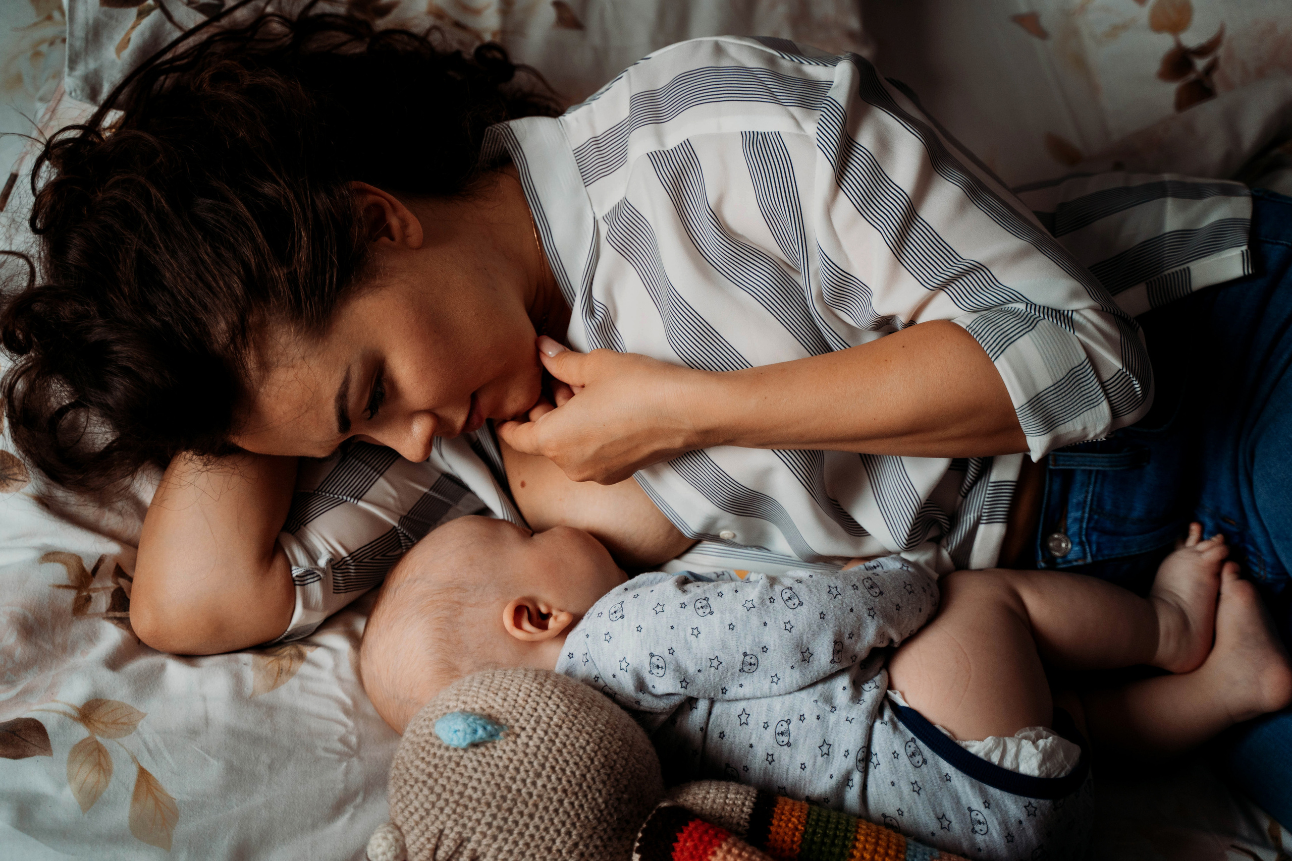 Домашняя семейная фотосессия молодой семьи недавно ставшими родителям. Детский и семейный фотограф в Москве Алёна Шестунова