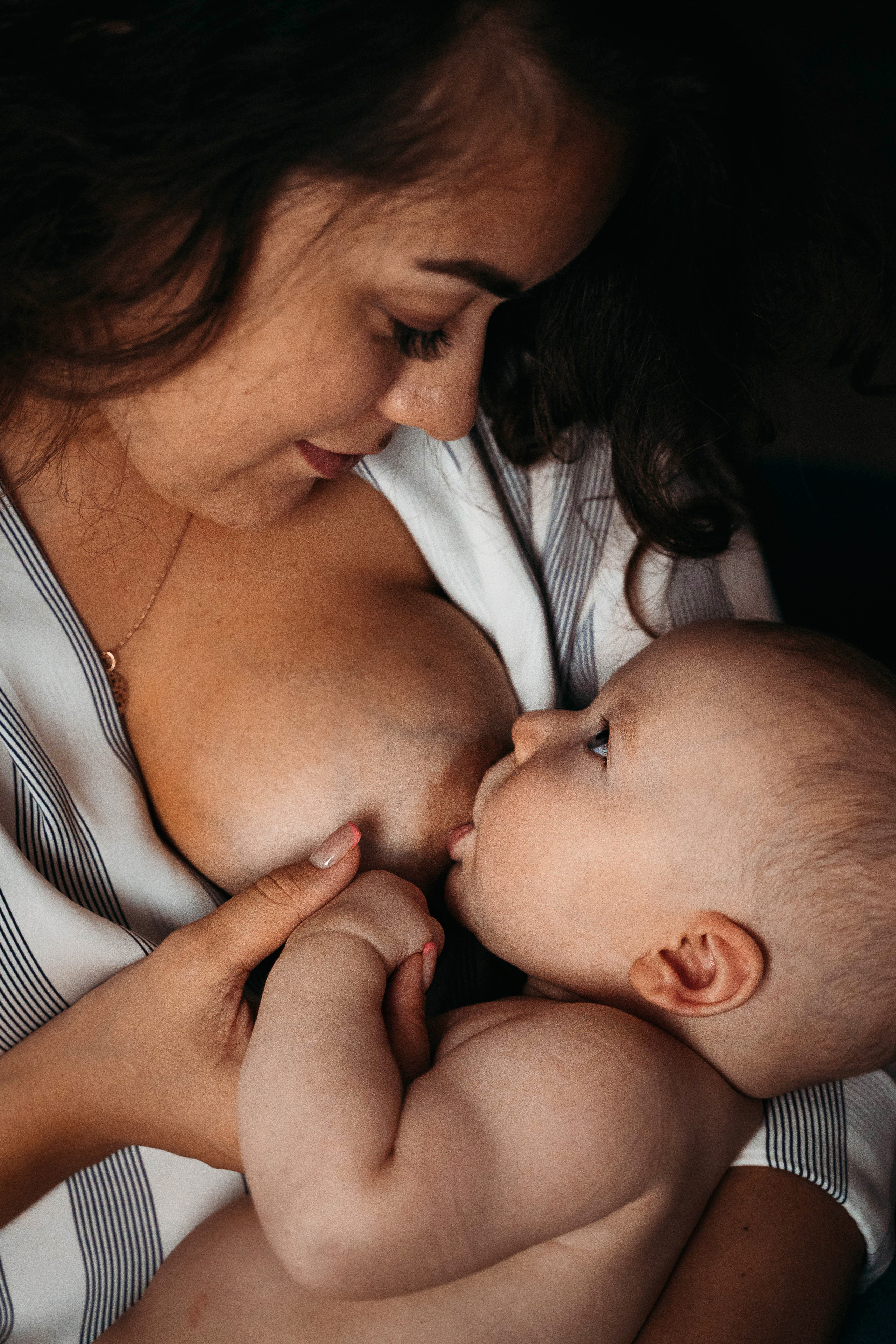 фотосессия кормления грудью  малыша и мама наслаждается этим волшебным моментом